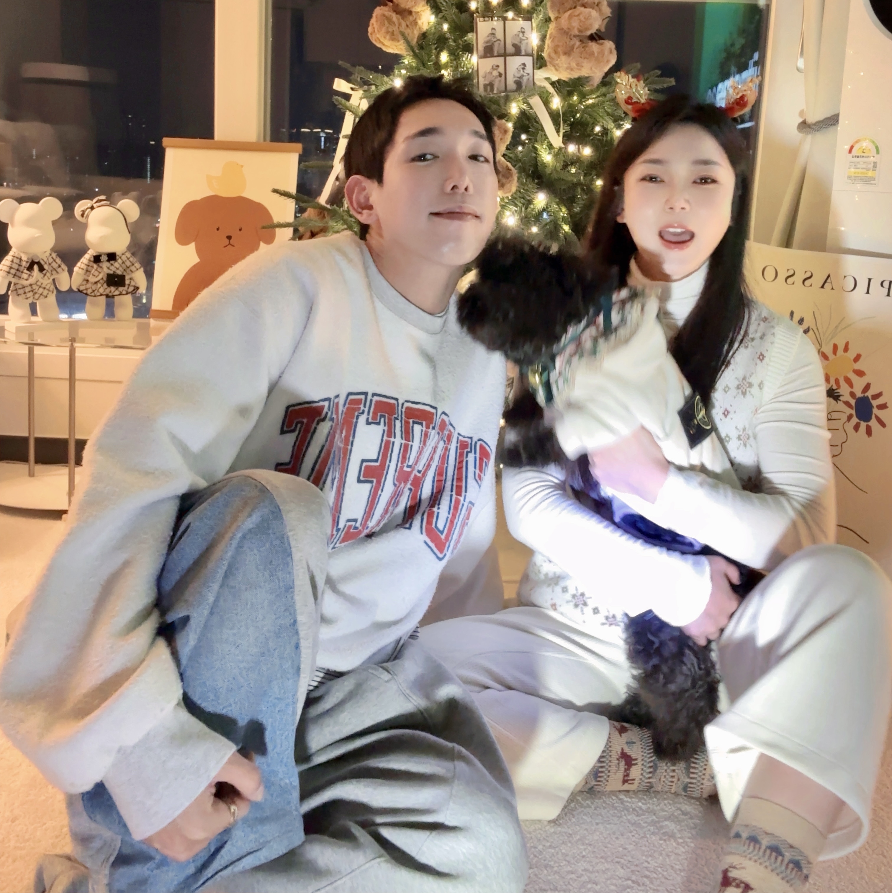 Supreme Inside Out Crewneck Ash Grey - 23FW, Chanel Coco Crush Ring Quilted Motif Small & 18K Beige Gold 착용 스타일 - 1