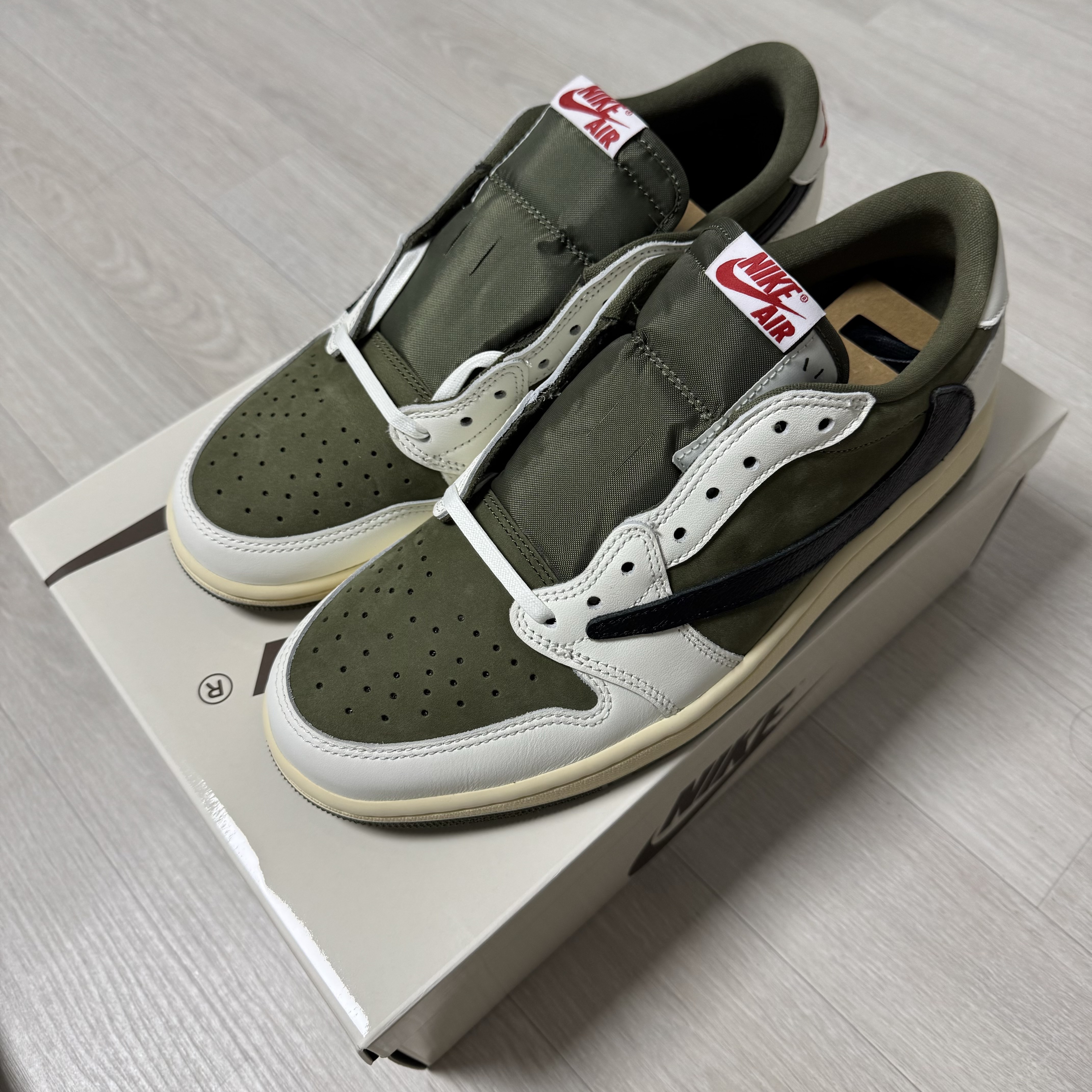 Jordan 1 x Travis Scott Retro Low OG SP Reverse Olive 착용 스타일