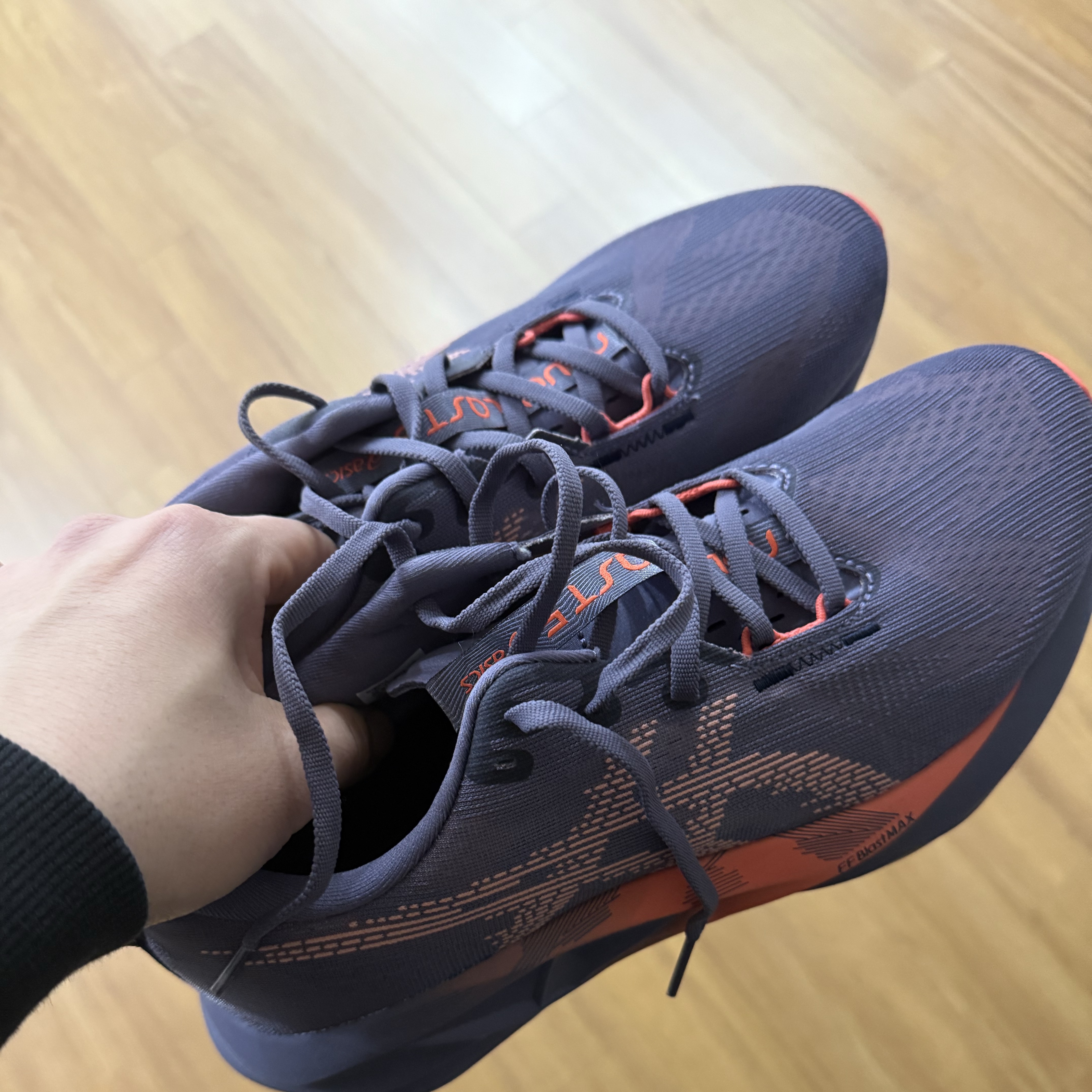 Asics Novablast 5 Greyish Purple Coral Reef, On Running Cloudmonster 2 White Frost 착용 스타일 - 1