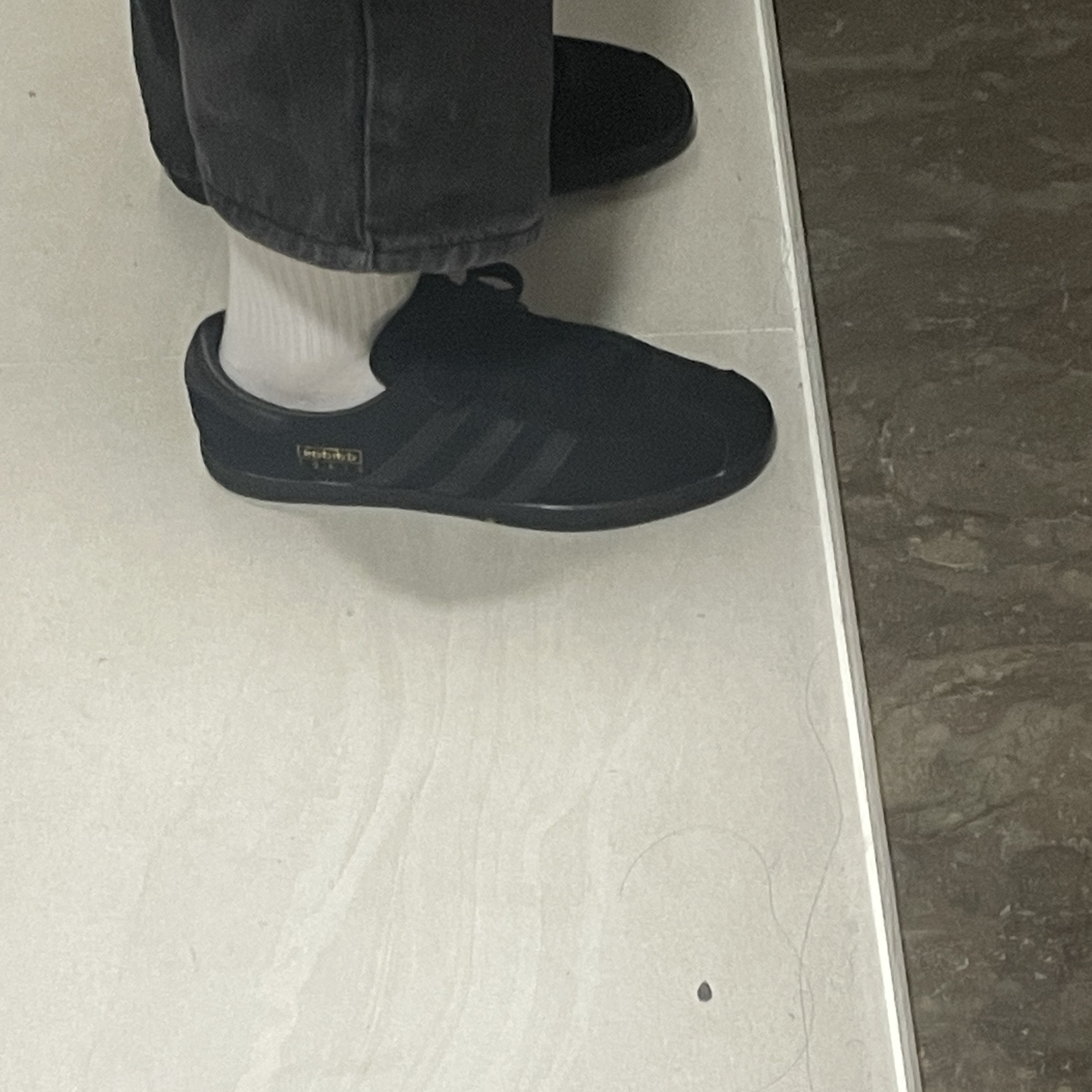 Adidas Stadt Core Black Carbon 착용 스타일 - 2
