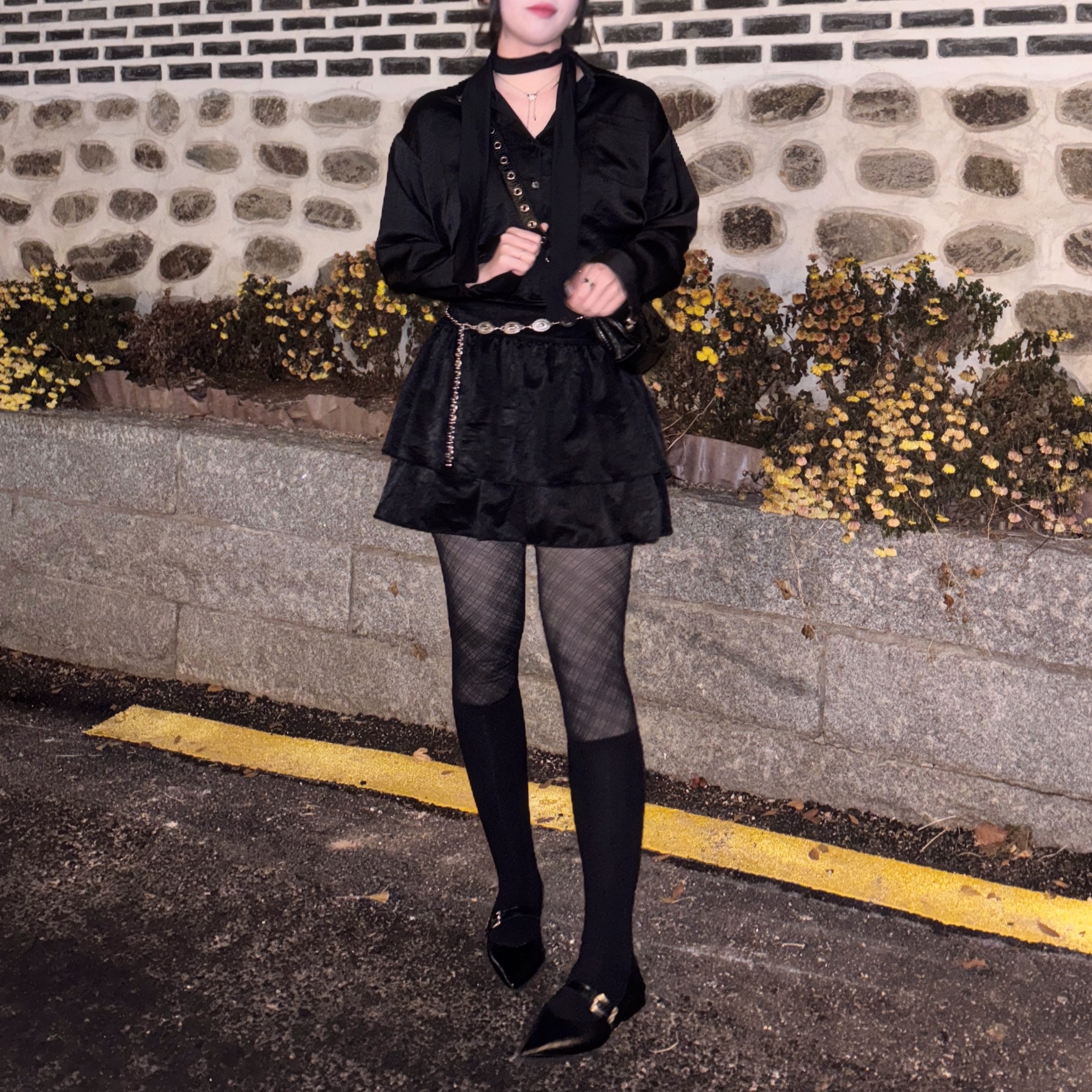 Balenciaga Arena Lambskin Le Cagole XS Shoulder Bag Black 착용 스타일