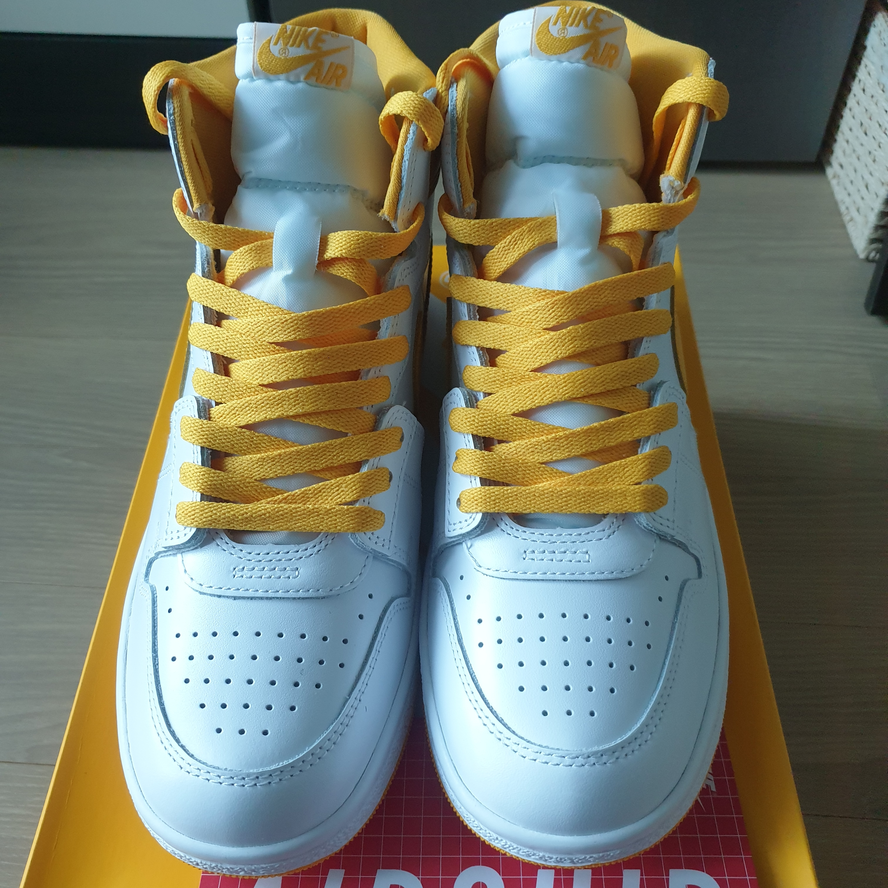 Jordan Air Ship SP White University Gold 착용 스타일 - 2