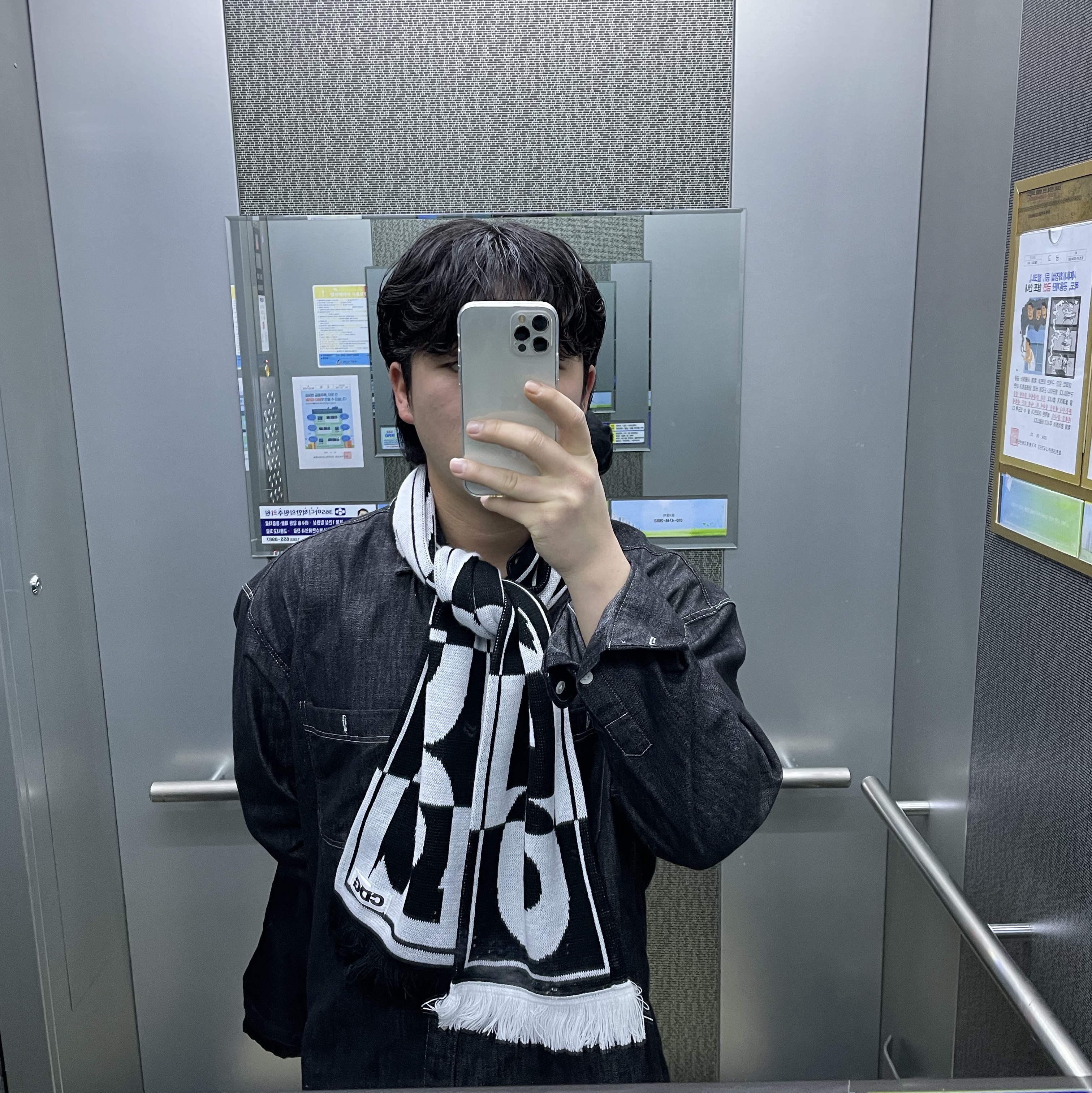 CDG Logo Check Muffler White Black 착용 스타일