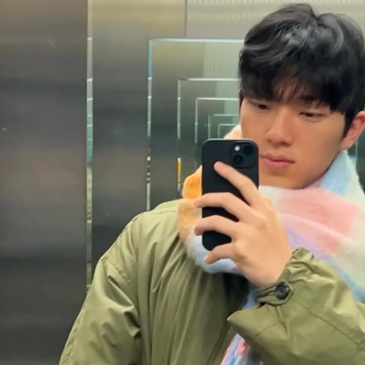 [S등급] Refurbished iPhone 14 256GB Midnight, Acne Studios Mohair Check Muffler Pink Light Blue Green 착용 스타일