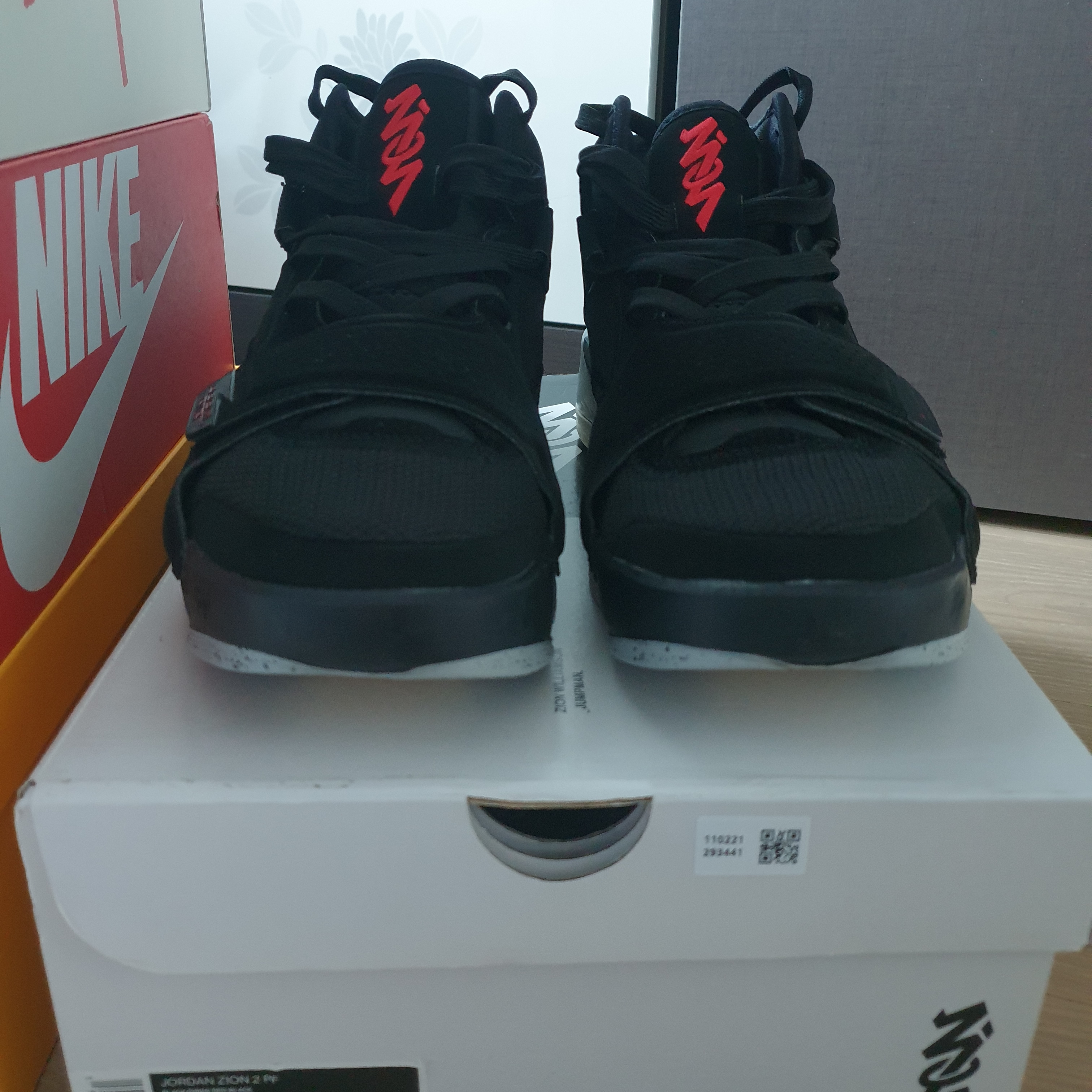Jordan Zion 2 Black Light Smoke Grey 착용 스타일 - 1