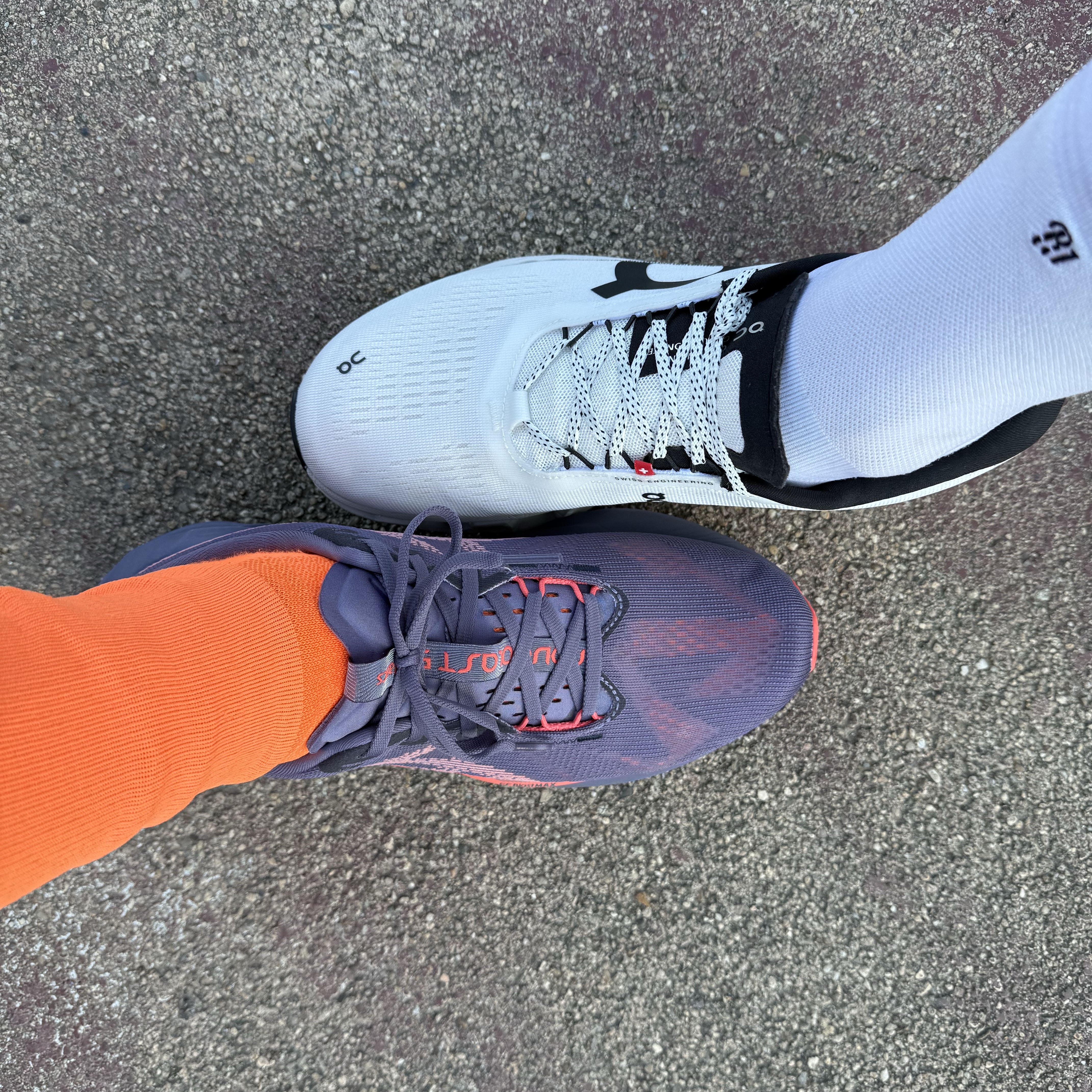 Asics Novablast 5 Greyish Purple Coral Reef, On Running Cloudmonster 2 White Frost 착용 스타일 - 3