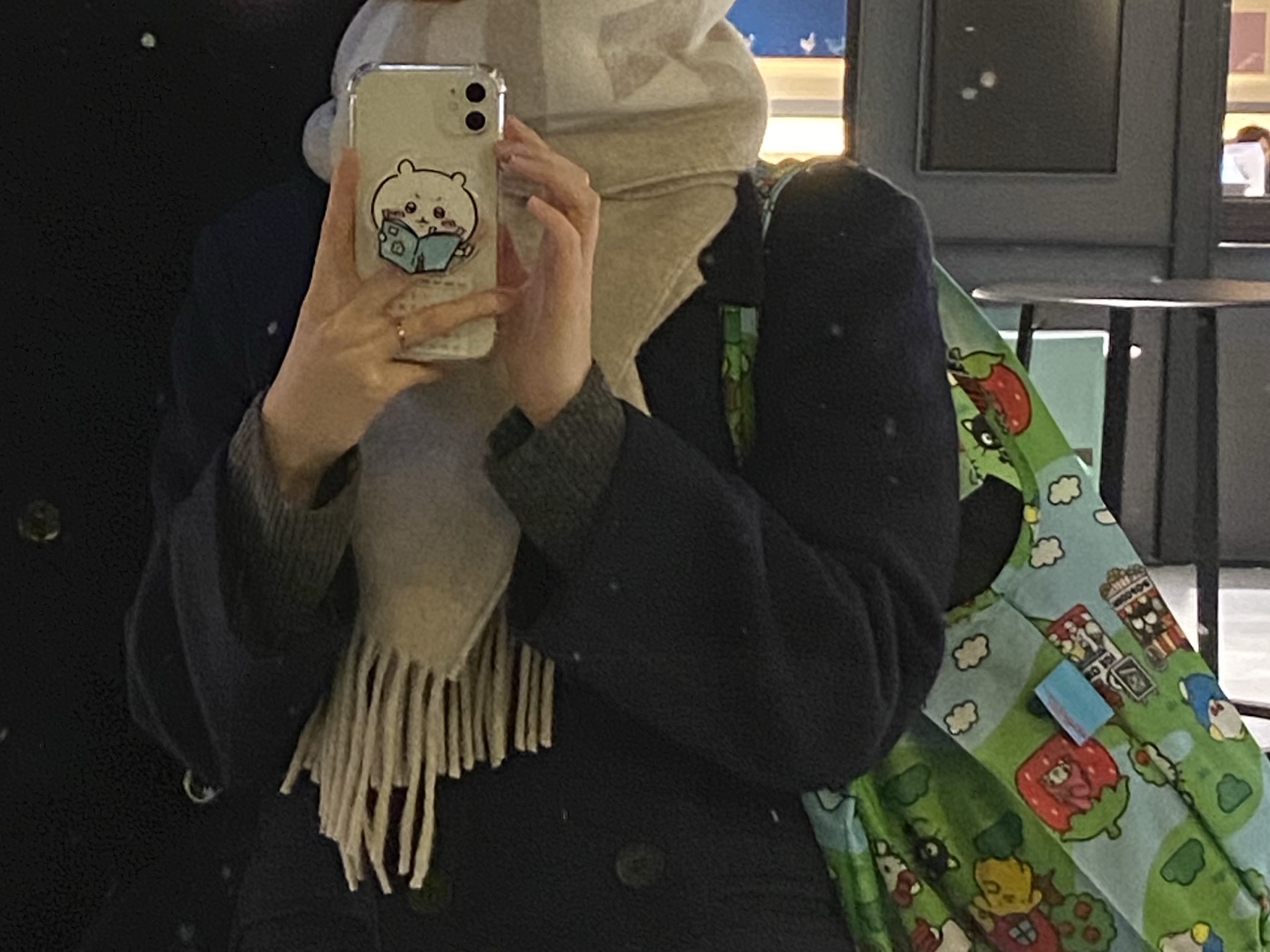 Jacquemus Lecharpe Fringe Logo Muffler Multi Beige 착용 스타일 - 1