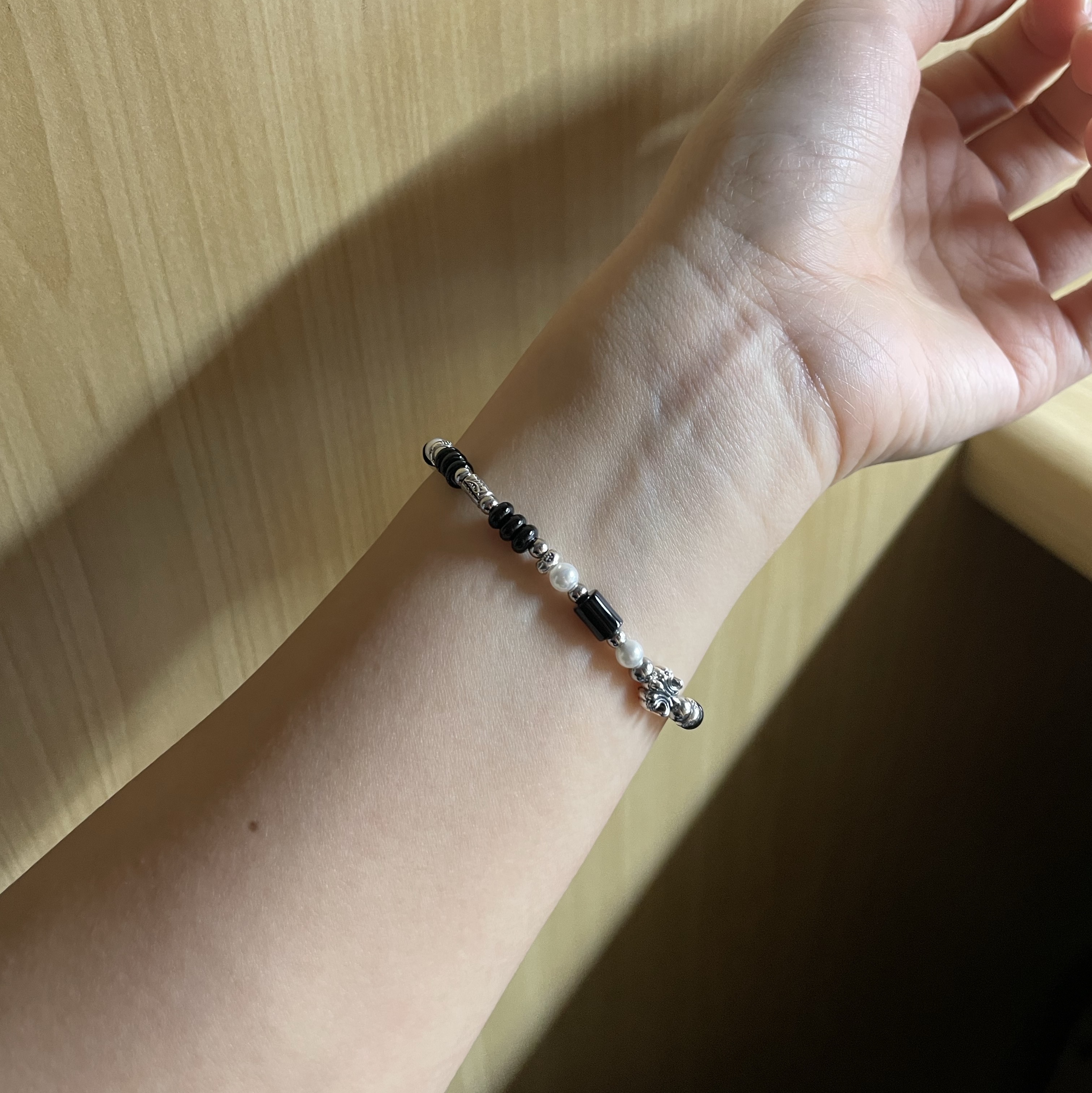 [KREAM 단독] Scudo Shell Black Pearl Beads Bracelet 착용 스타일