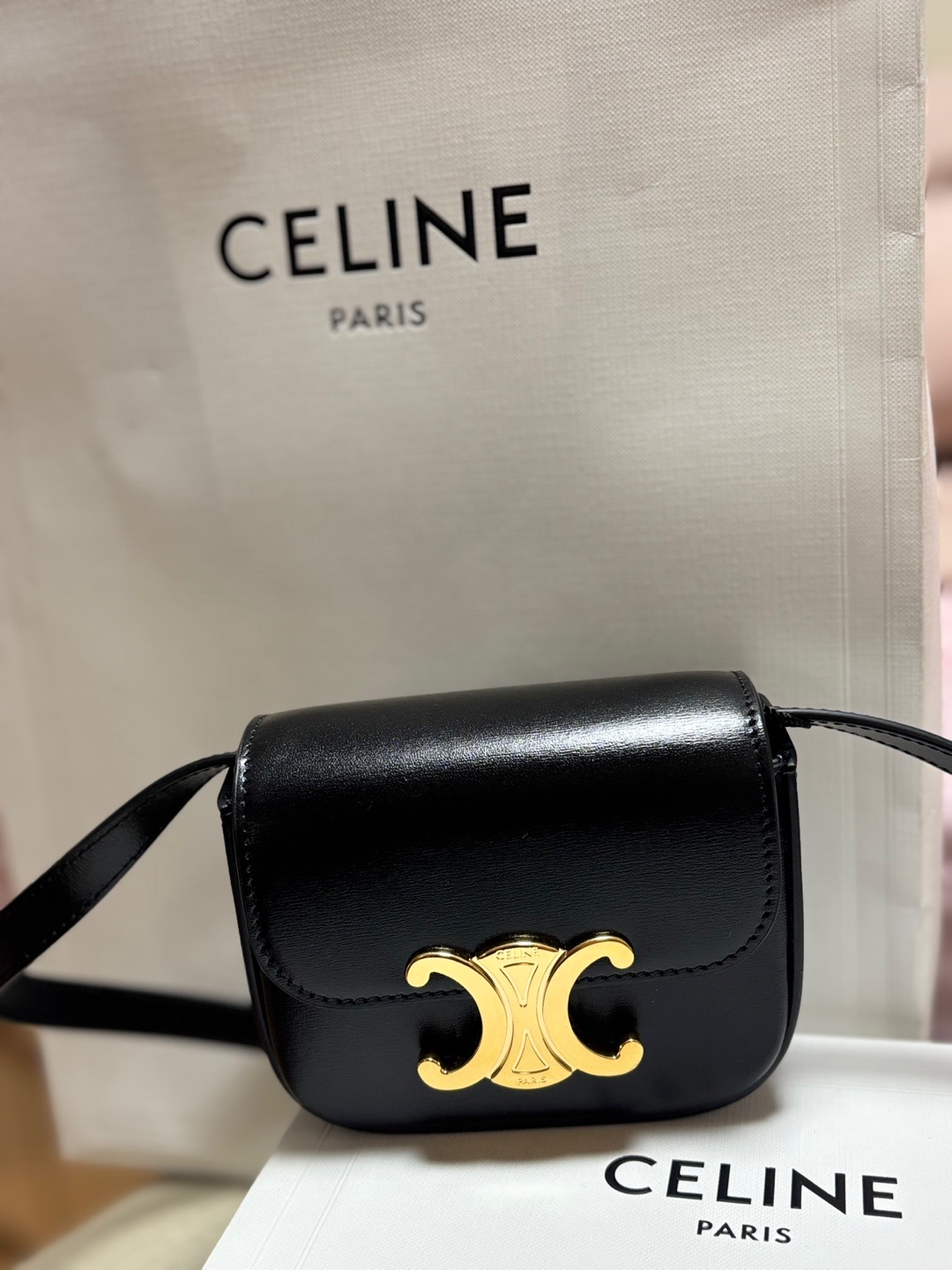 Celine Mini Claude in Shiny Calfskin Black 착용 스타일