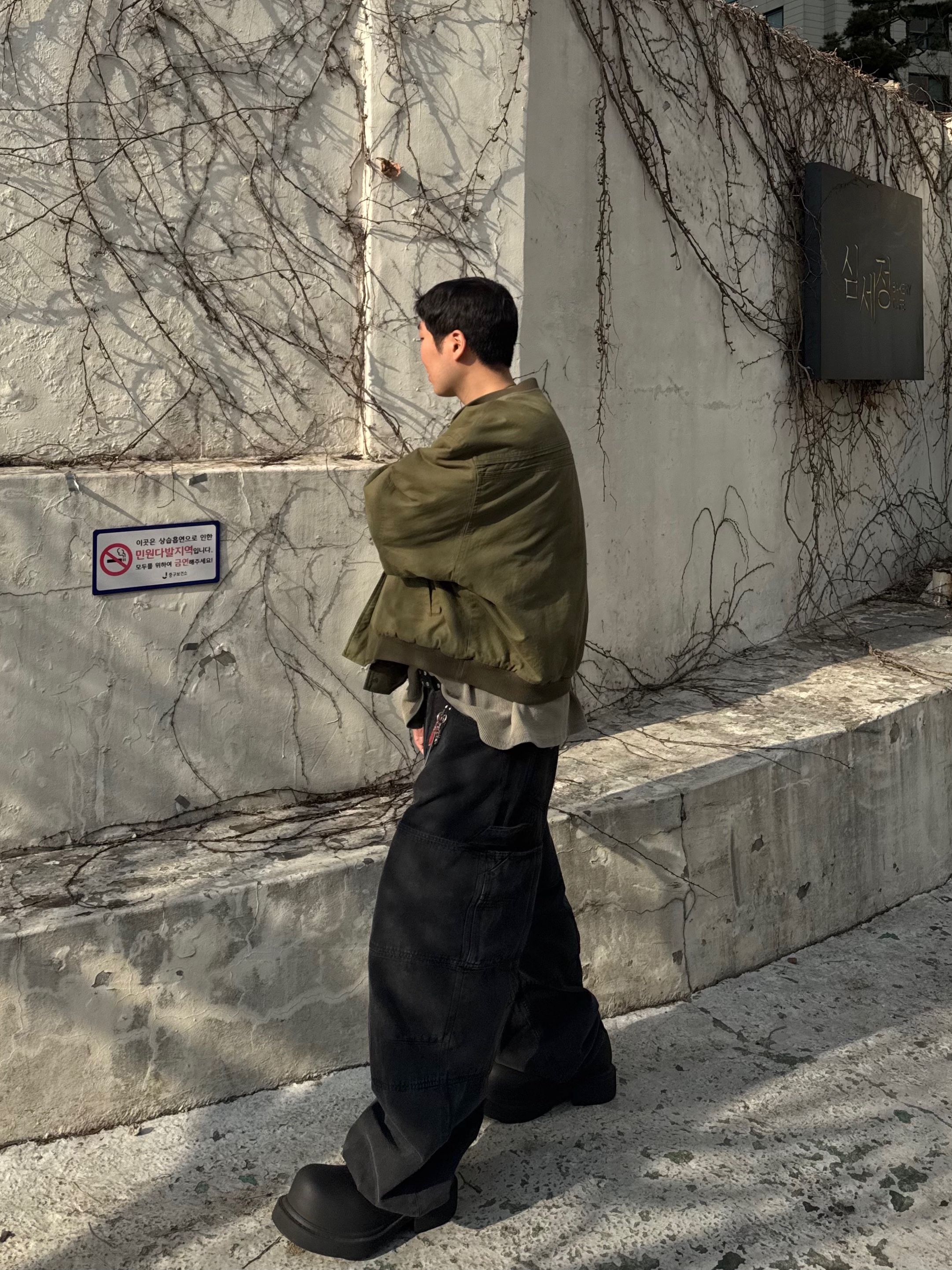 Nonnod Sulfur Dye Serge Bomber Jacket Vintage Khaki, Balenciaga Steroid Derby Black 착용 스타일 - 2