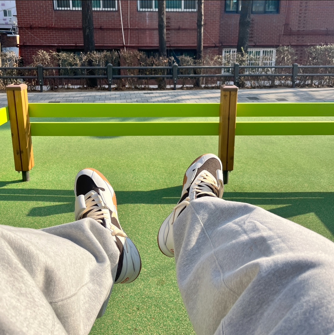 Jordan x Travis Scott Jumpman Jack TR Sail and Dark Mocha 착용 스타일 - 6