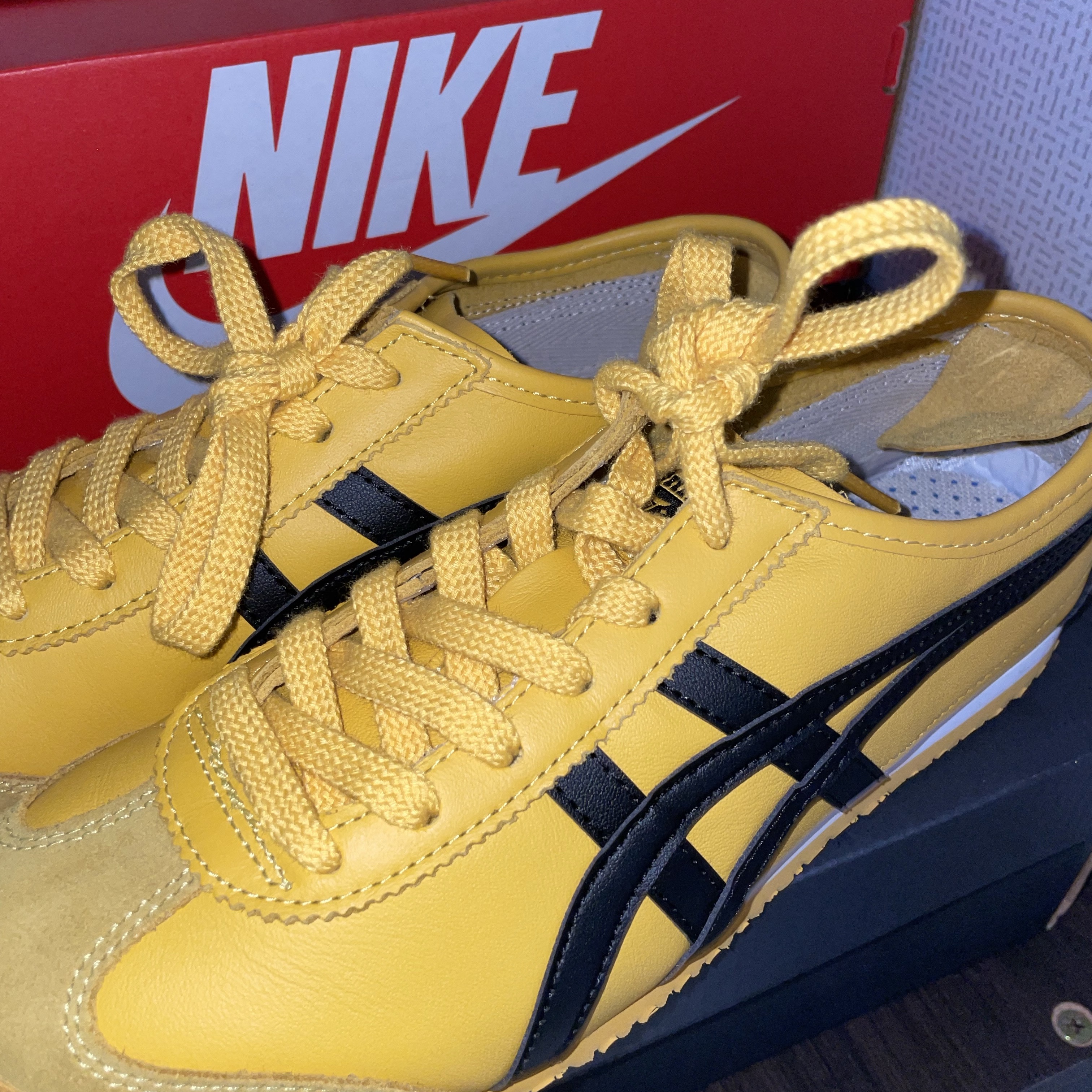 Onitsuka Tiger Mexico 66 Yellow Black 착용 스타일 - 1