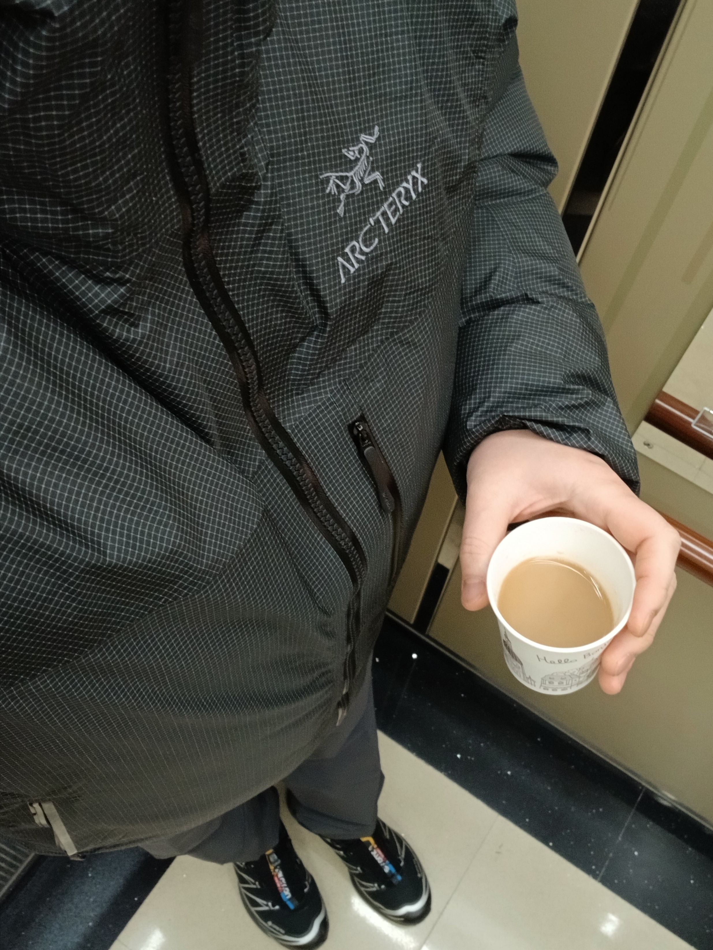 Arc'teryx Alpha Lightweight Parka Black, Arc'teryx Alpha Lightweight Parka Black 착용 스타일 - 1