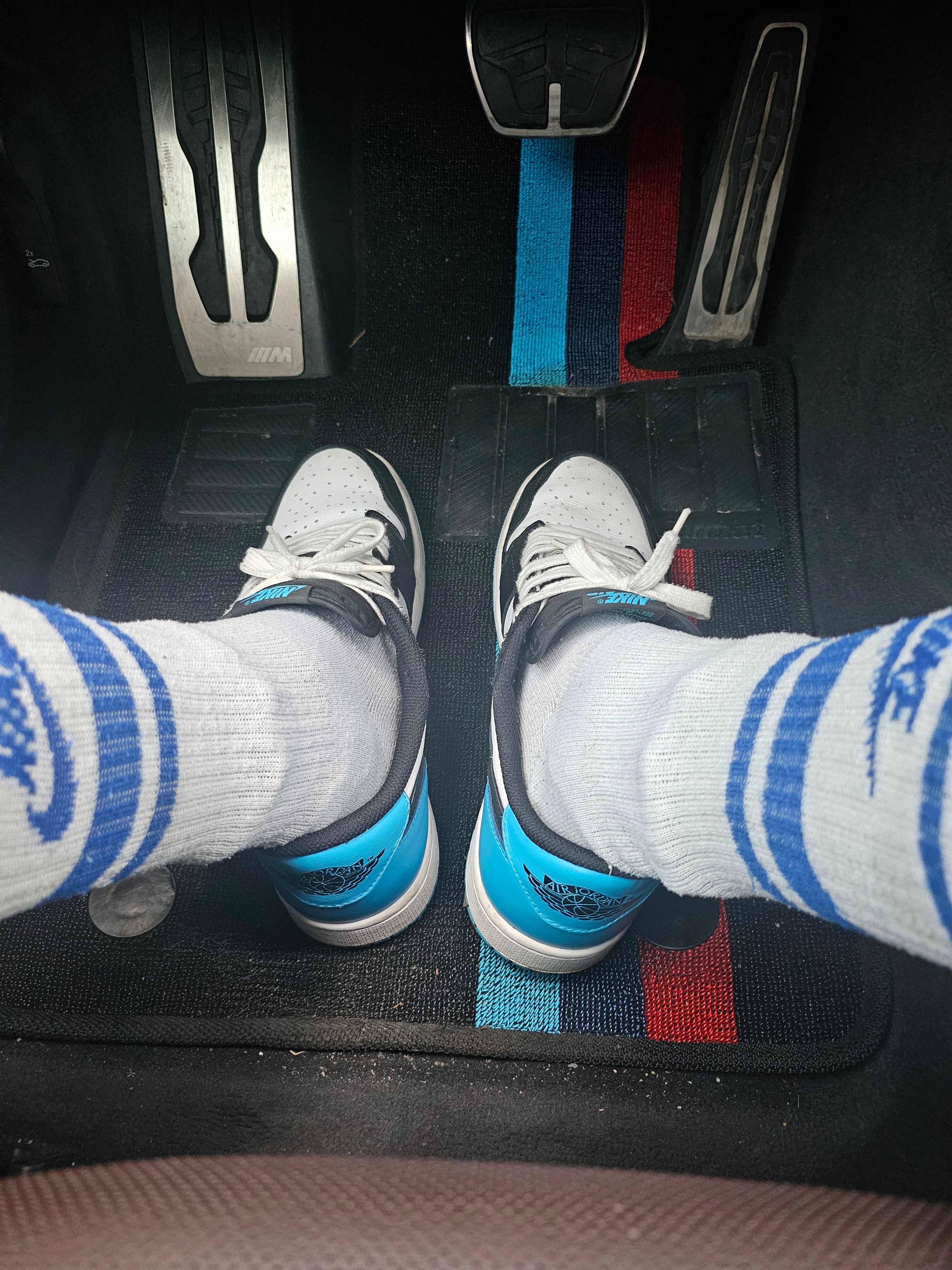 Jordan 1 Retro Low OG Black and Dark Powder Blue, Nike NSW Everyday Essential Crew Socks White Game Royal (3 Pack/Korean Ver.) 착용 스타일