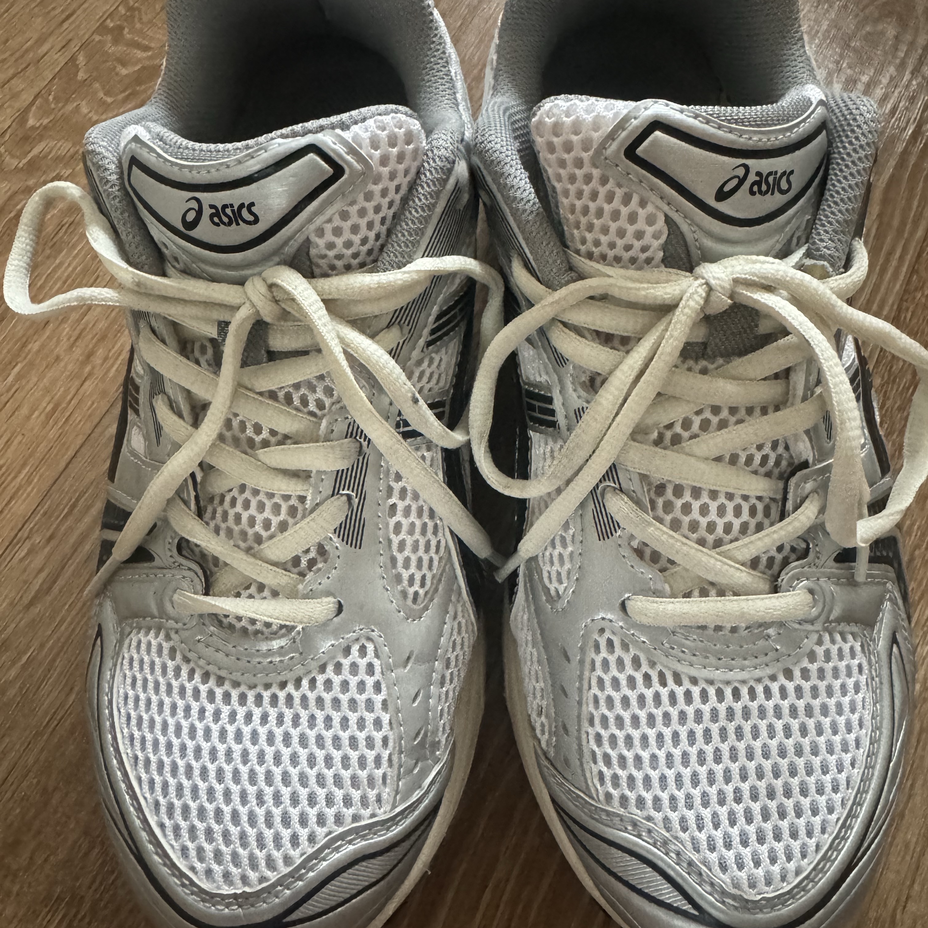 Asics x JJJJound Gel-Kayano 14 Silver Black 착용 스타일 - 1