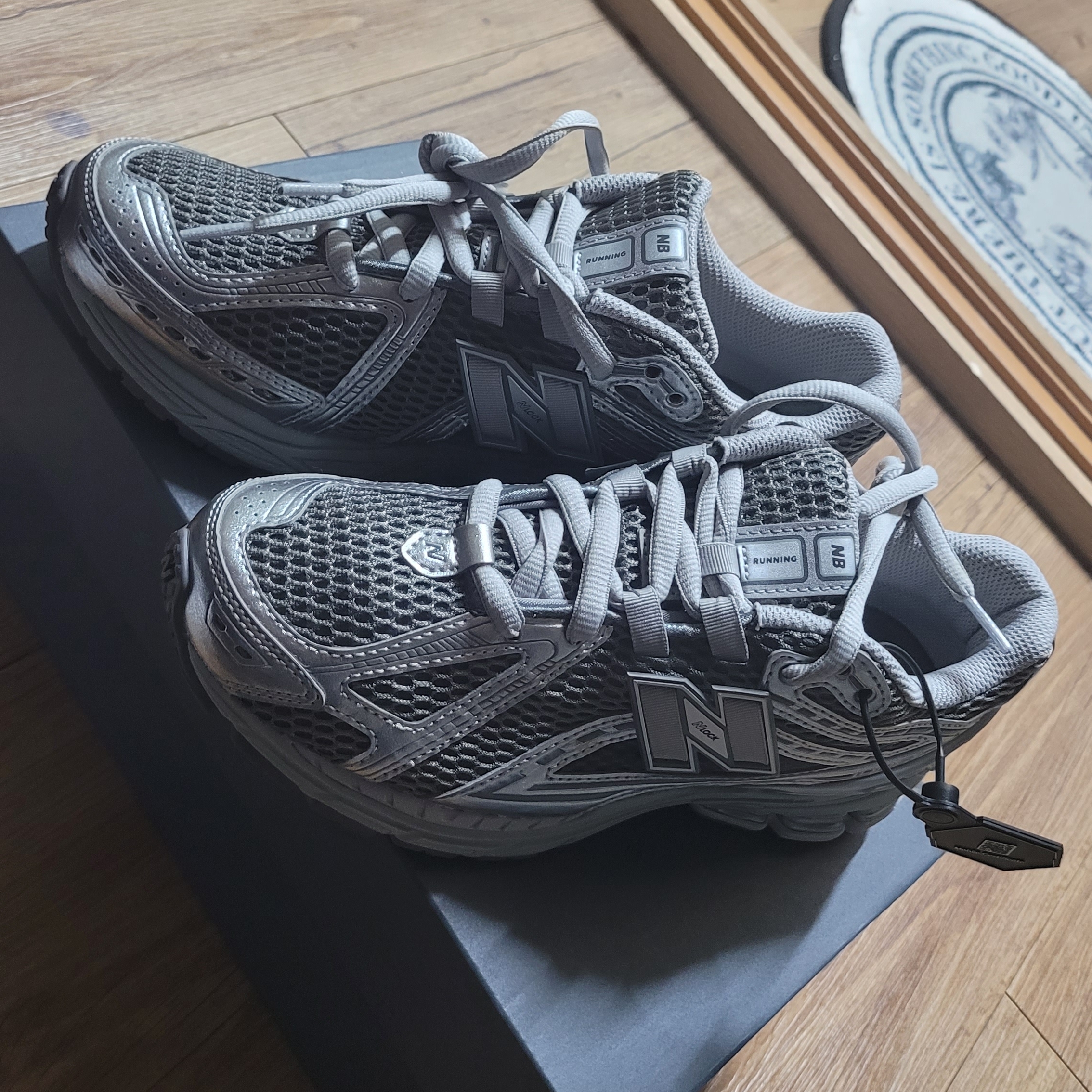 New Balance 1906R Harbor Grey Silver Metalic 착용 스타일 - 2