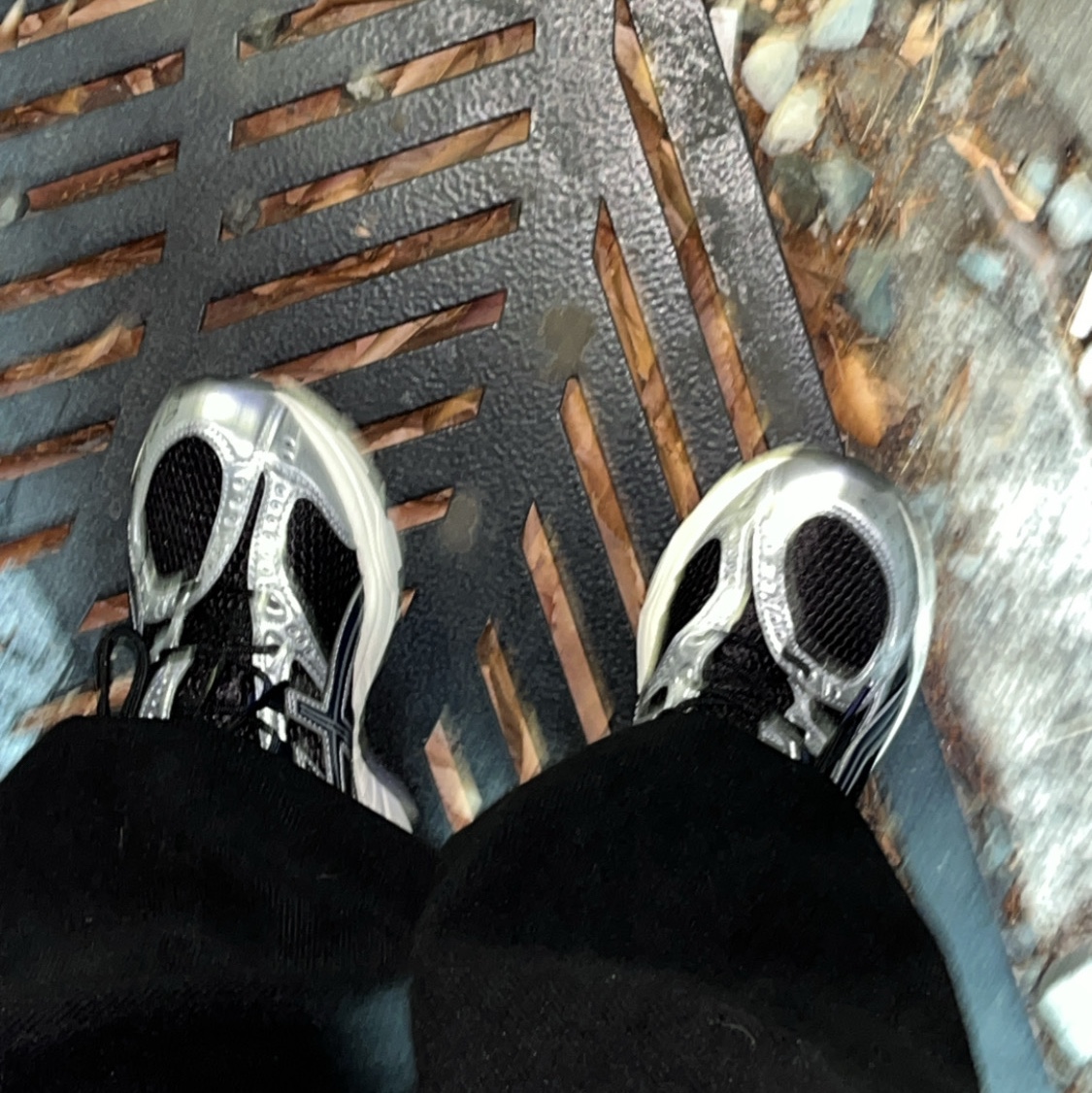 Uniqlo C Souffle Yarn Chunky Stole Gray, Asics Gel-Nimbus 10.1 Black Midnight 착용 스타일 - 8