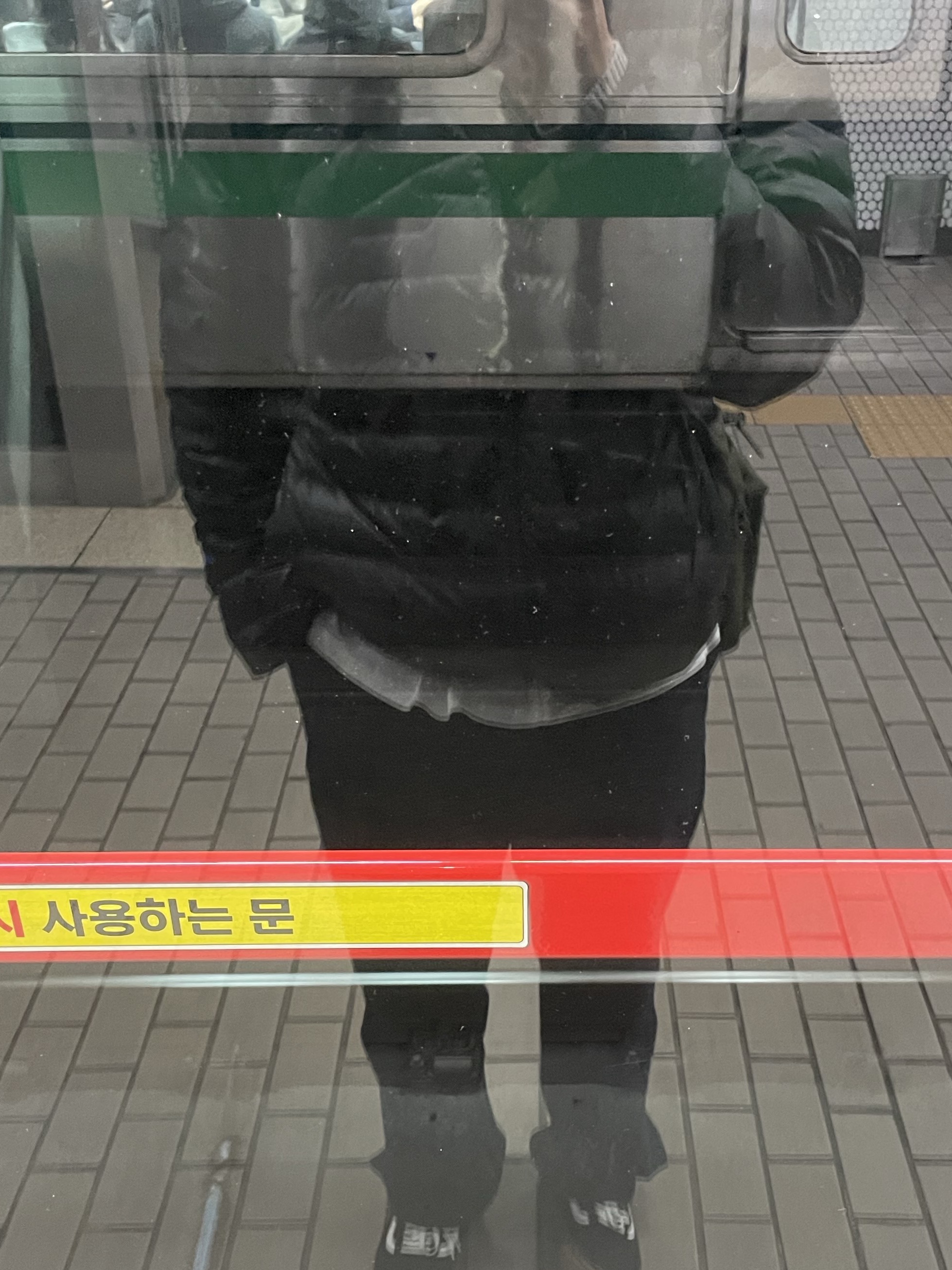 Salomon X Fuse Packable Lightweight Hooded Down Jacket Black 착용 스타일