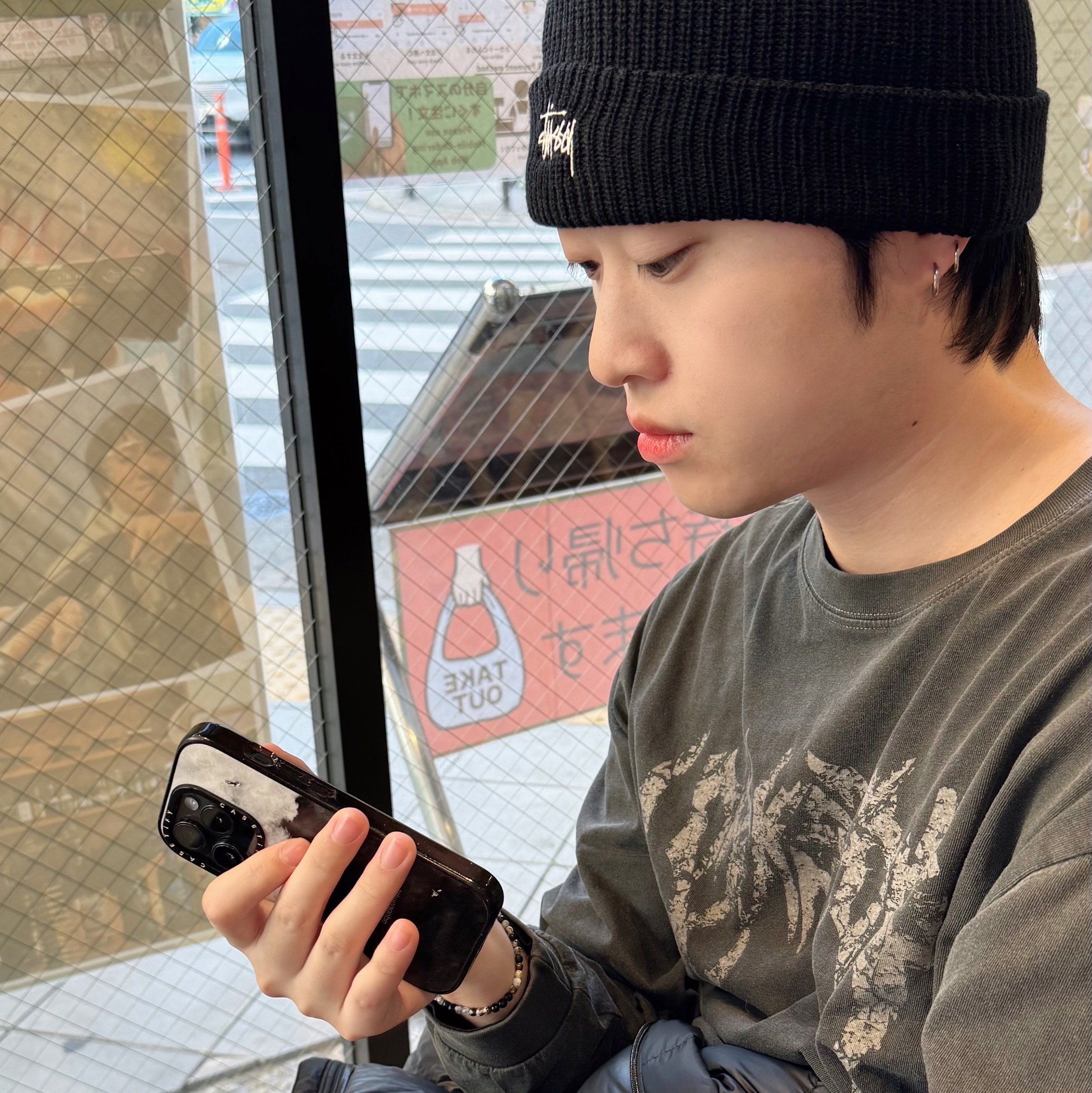 Stussy Basic Cuff Beanie Black 착용 스타일 - 2