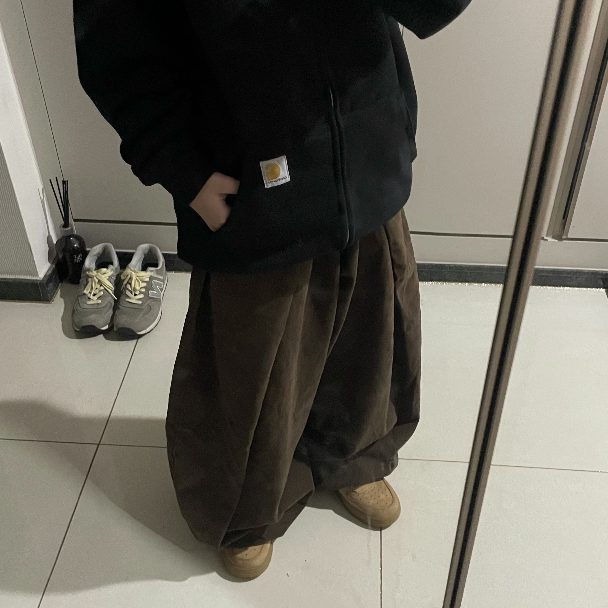 (W) Nike Air Force 1 '07 WB Flax Wheat, Carhartt Loose Fit Midweight Regular Full Zip Sweatshirt Black 착용 스타일 - 1