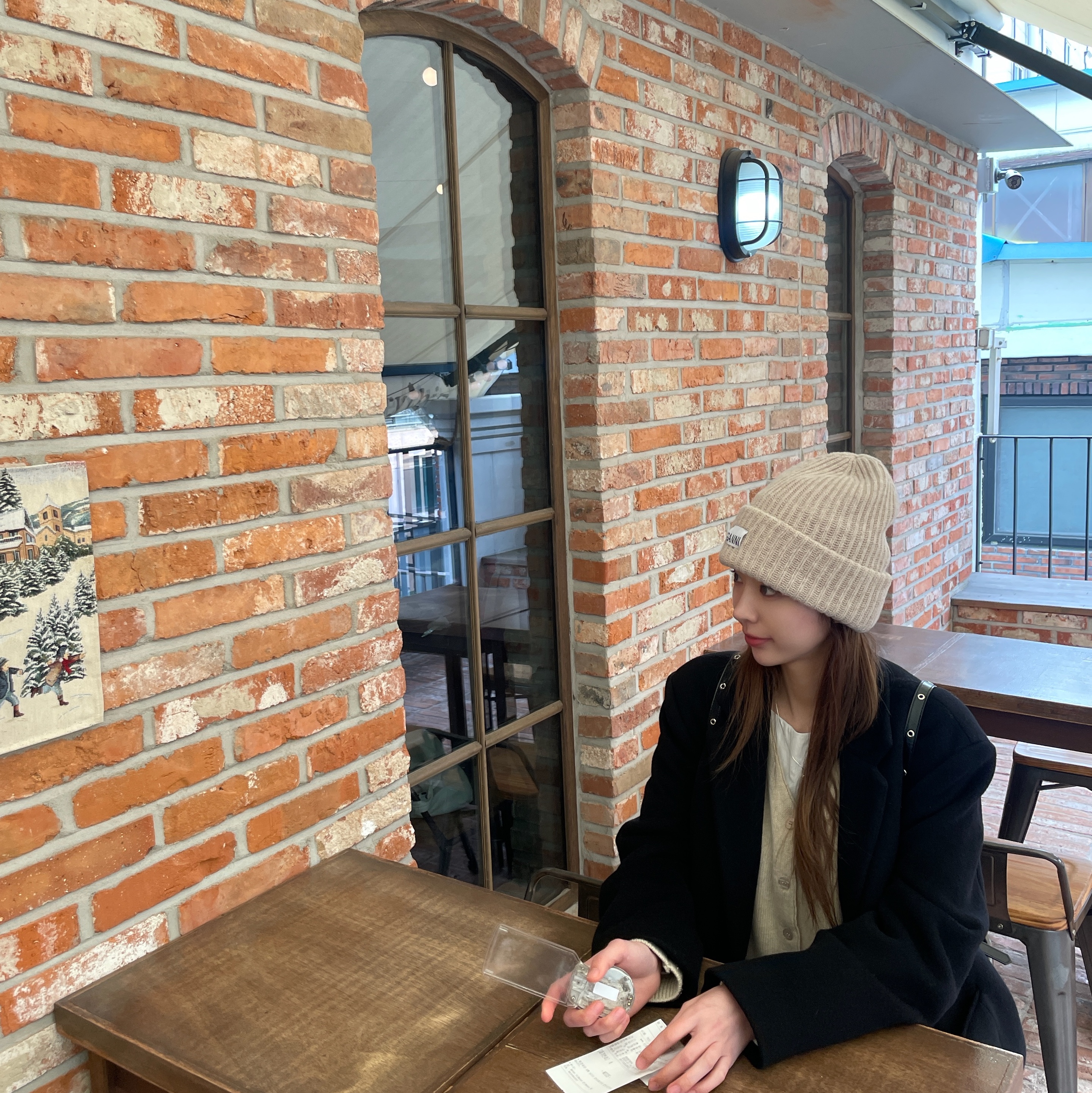 Ganni Wool Beanie Brazilian Sand 착용 스타일 - 2