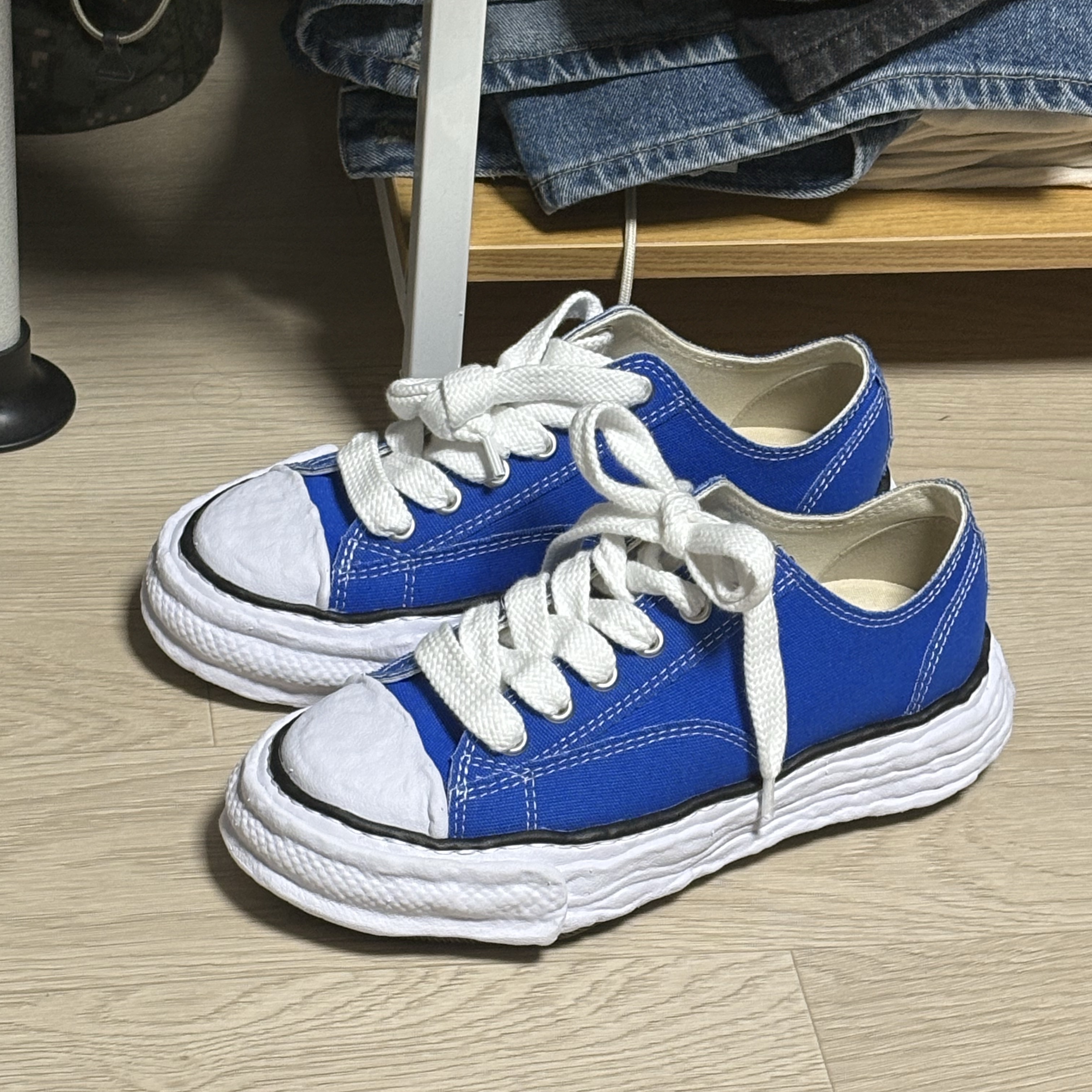 Maison Mihara Yasuhiro Peterson23 OG Sole Canvas Low-top Sneakers CL Blue 착용 스타일 - 1