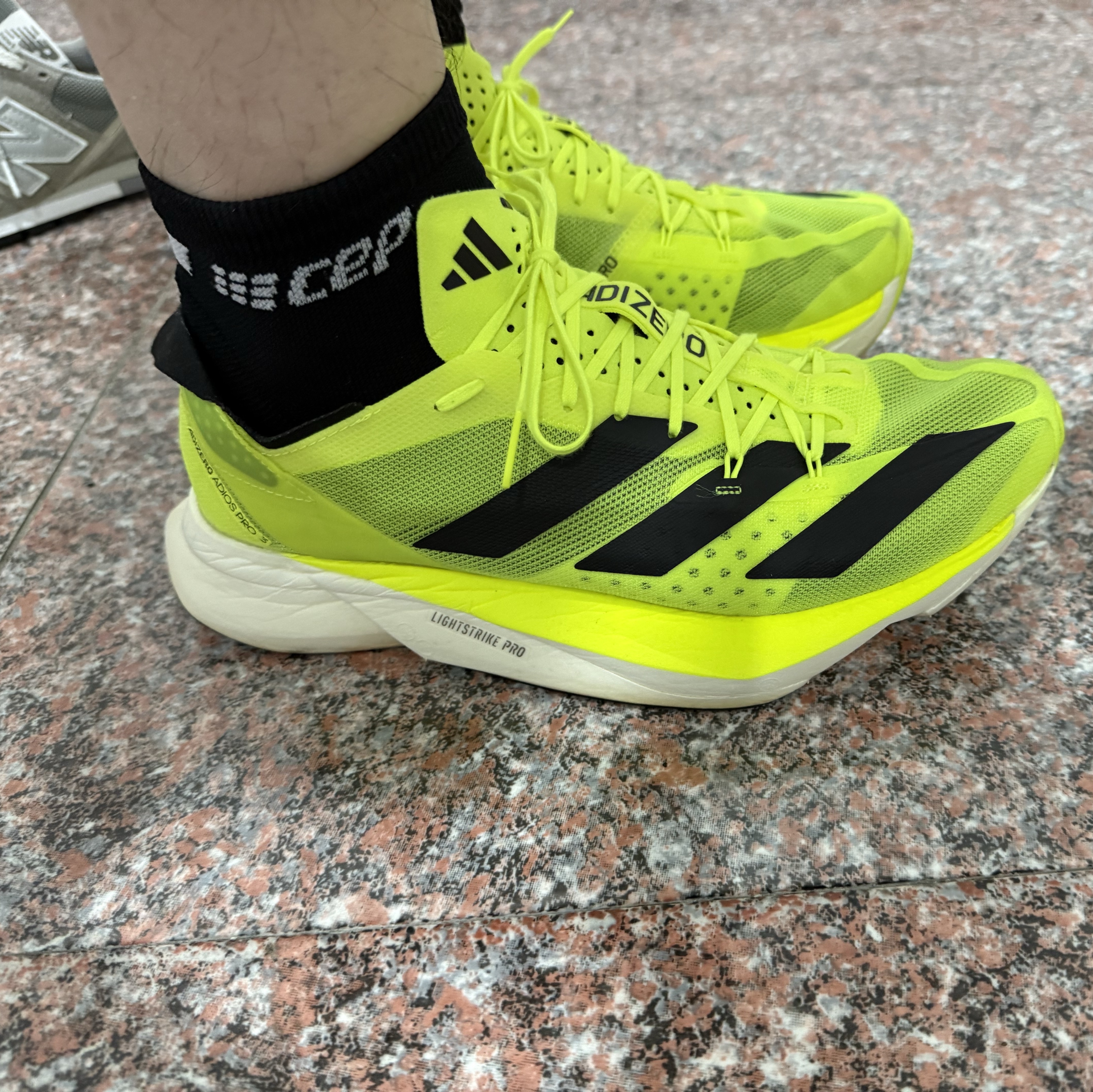 Asics Metaspeed Edge Paris Sunrise Red Black, Adidas Adizero Adios Pro 3 Solar Yellow Core Black 착용 스타일 - 2