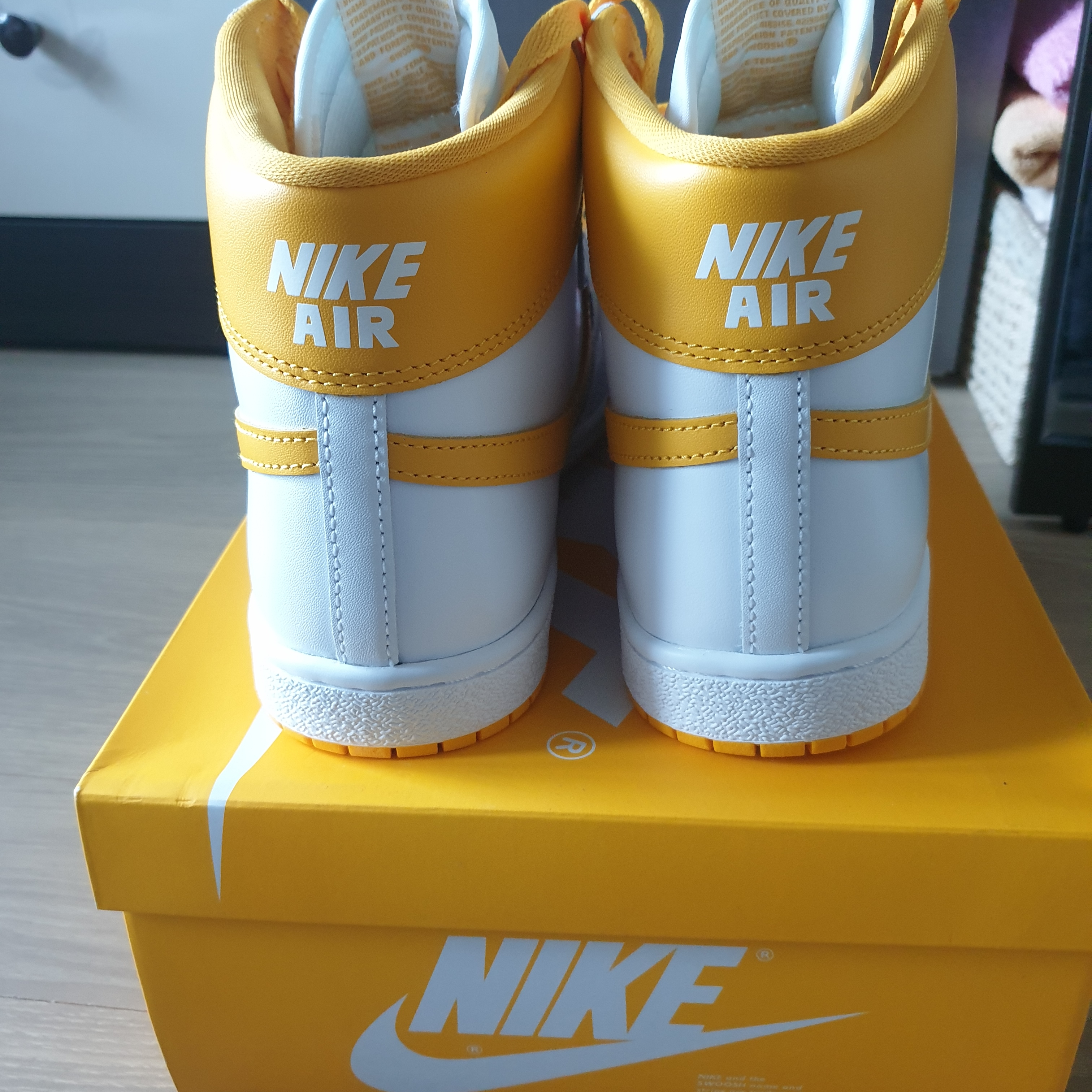 Jordan Air Ship SP White University Gold 착용 스타일 - 5