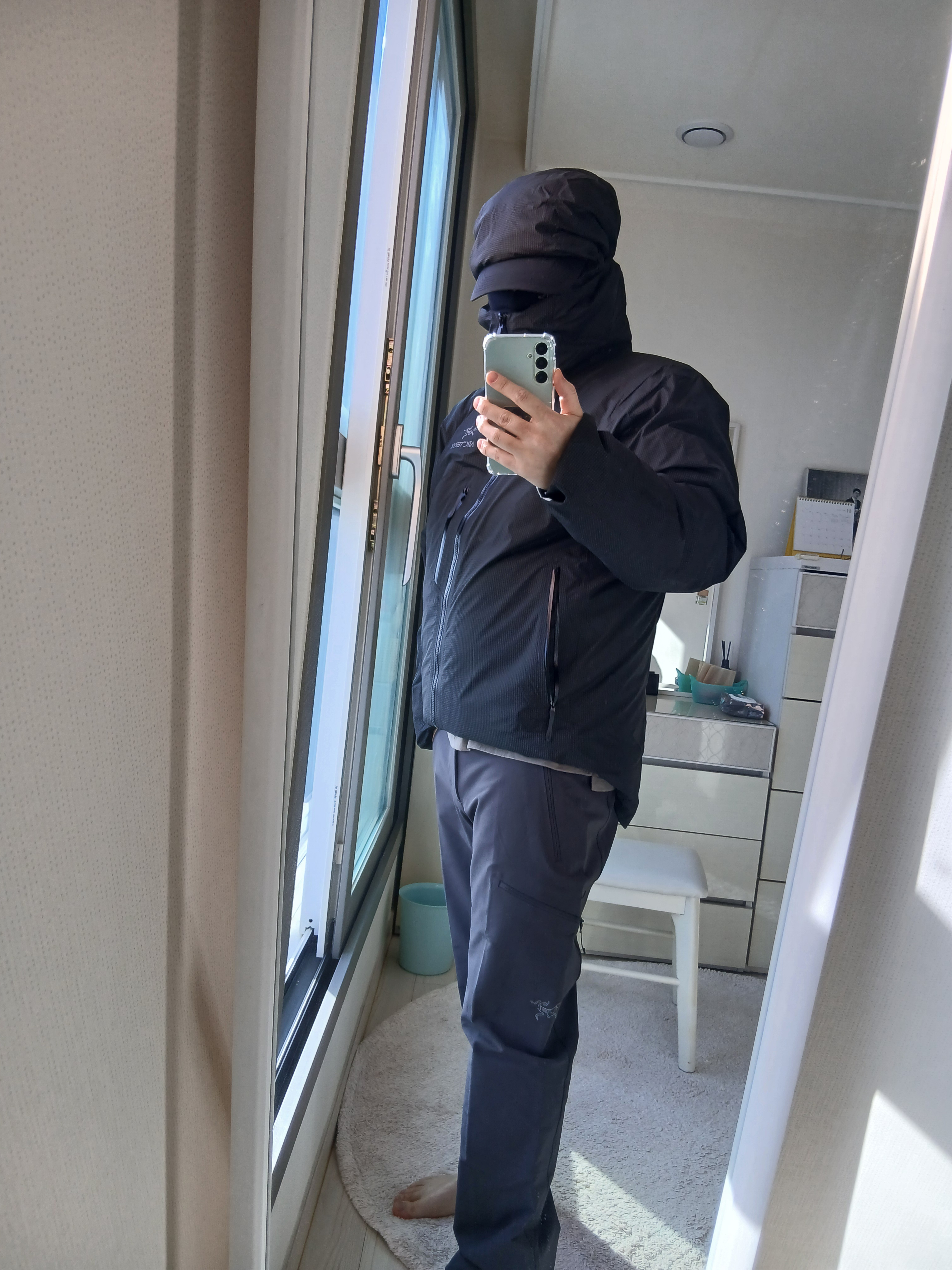 Arc'teryx Alpha Lightweight Parka Black, Arc'teryx Gamma AR Pants Graphite 착용 스타일 - 4