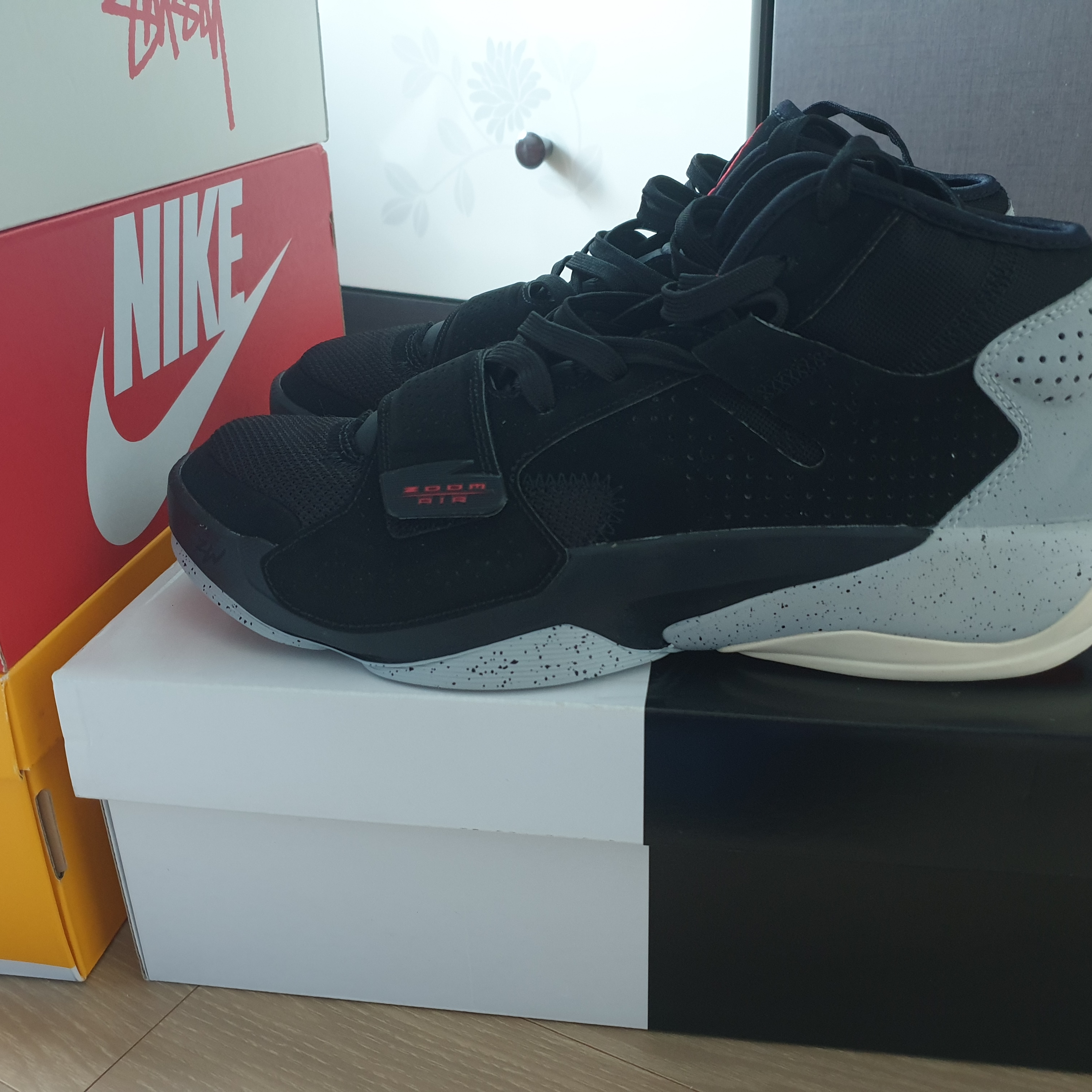 Jordan Zion 2 Black Light Smoke Grey 착용 스타일 - 4