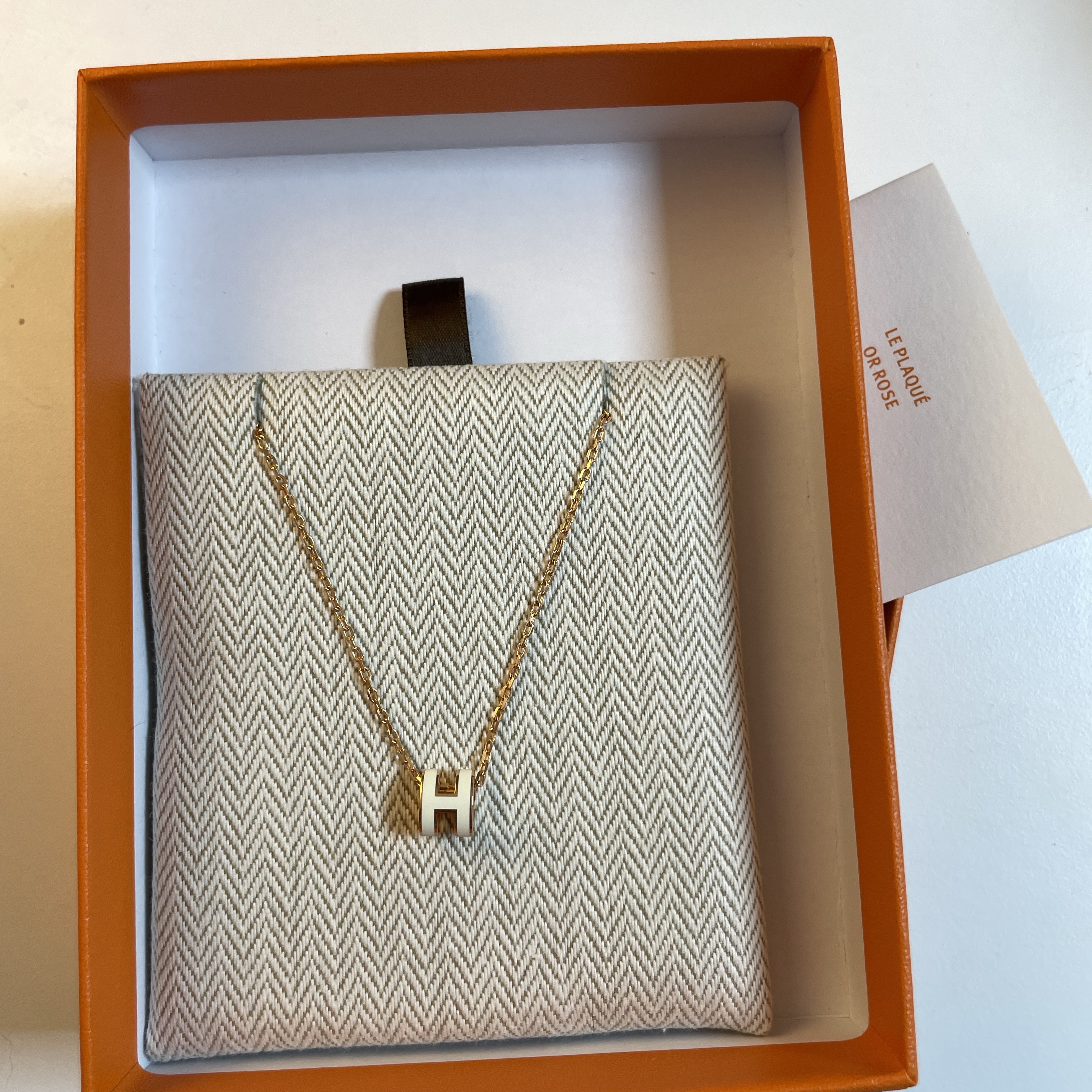 (W) Hermes Mini Pop H Pendant Rose Gold & Blanc 착용 스타일