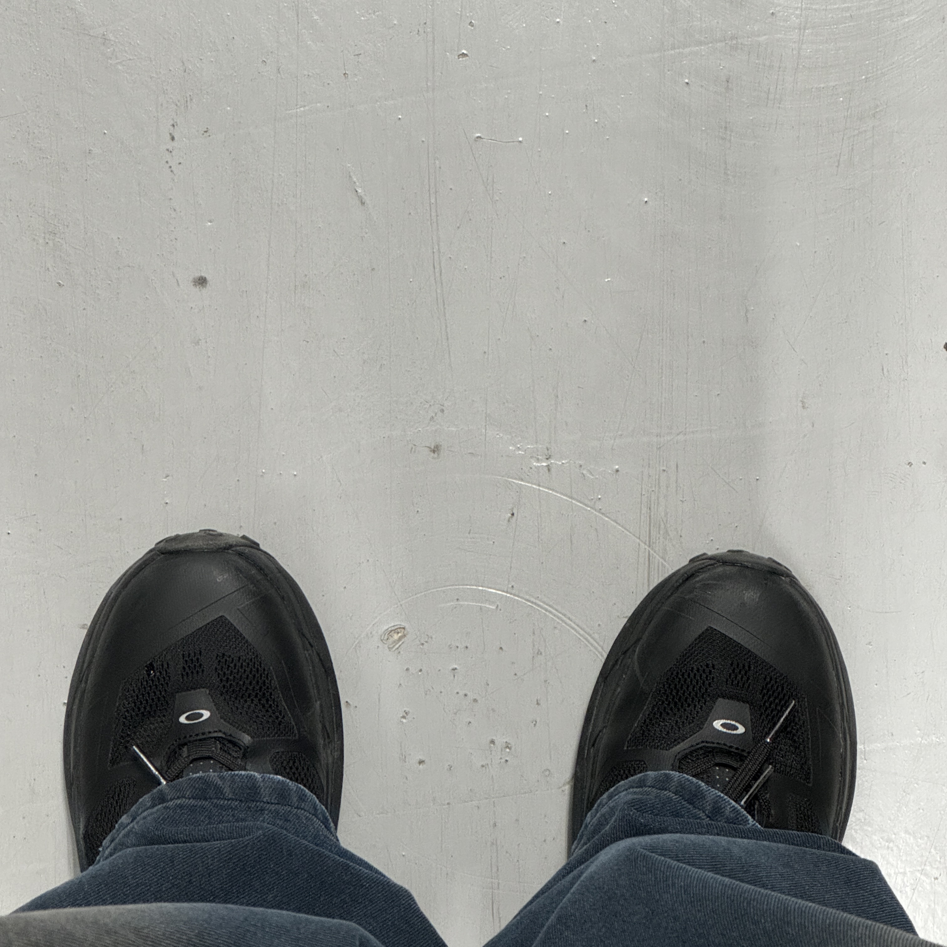 Oakley Light Breathe Triple Black 착용 스타일