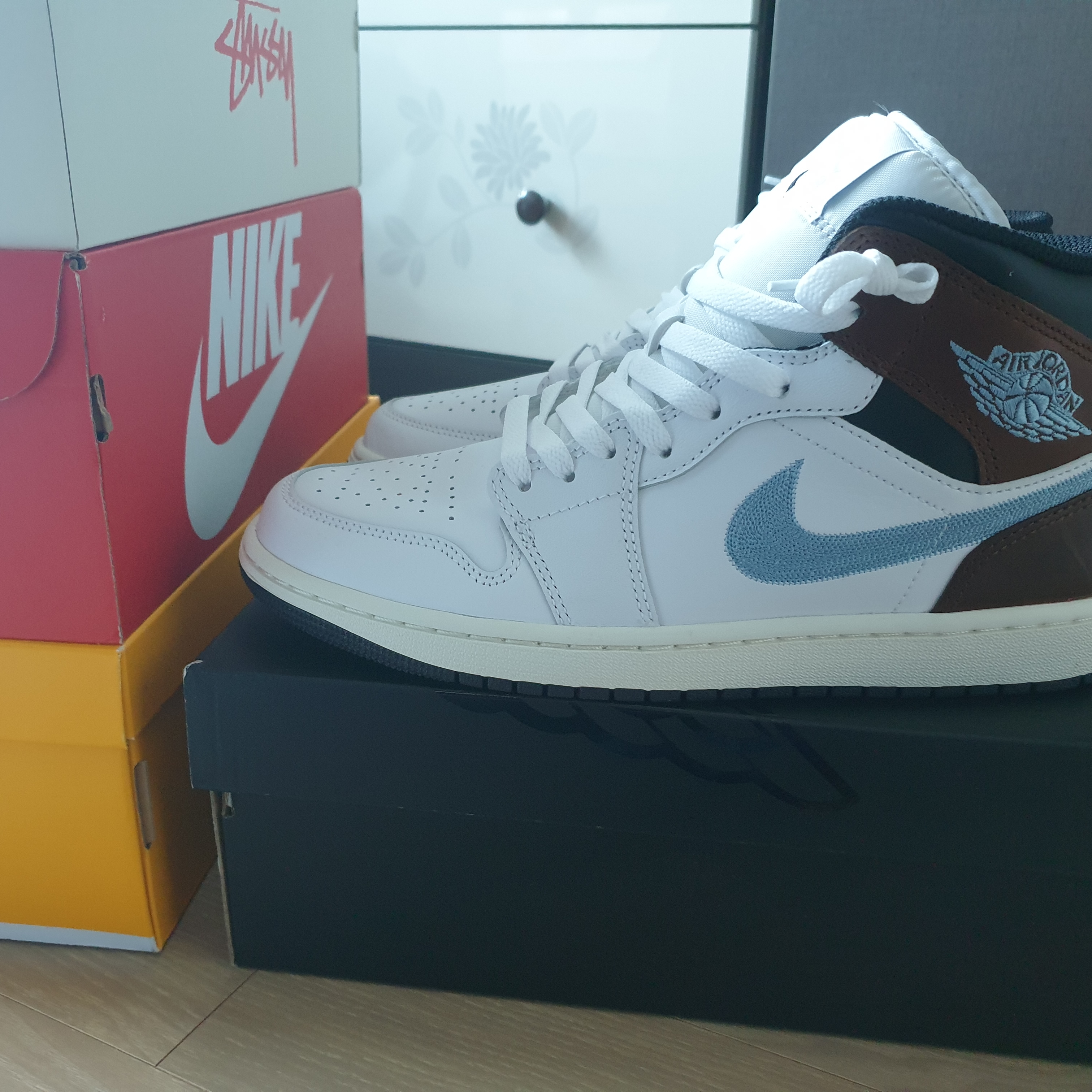 Jordan 1 Mid SE White Blue Grey 착용 스타일 - 4