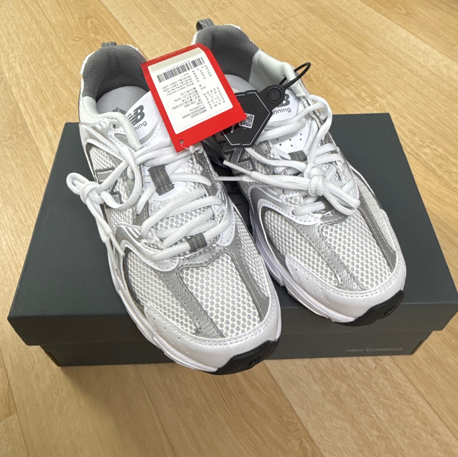 New Balance 530 White Silver 착용 스타일 - 2