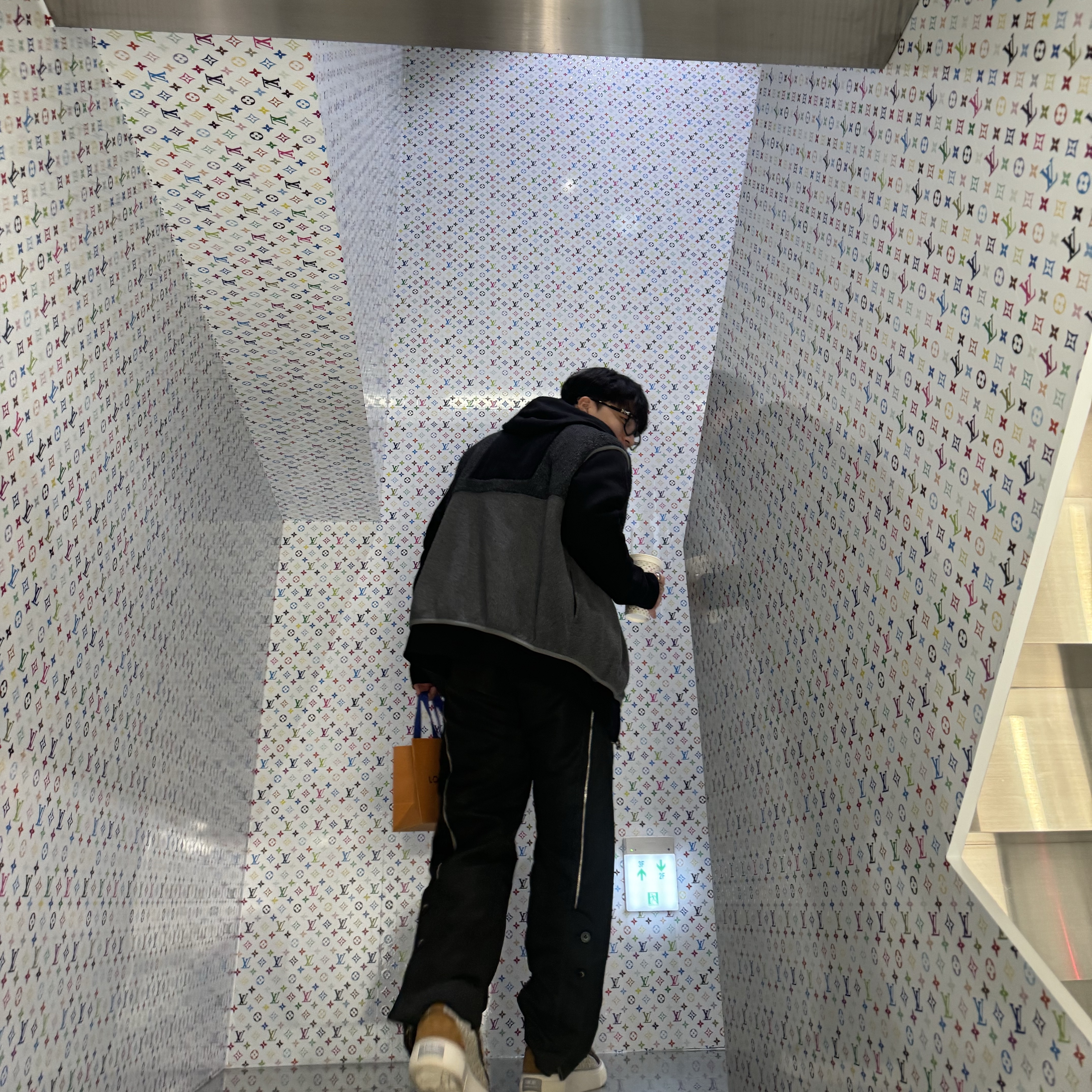 Dior B33 Sneakers Khaki Cream Dior Oblique Jacquard, Nike x Cav Empt Vest Navy 착용 스타일 - 1