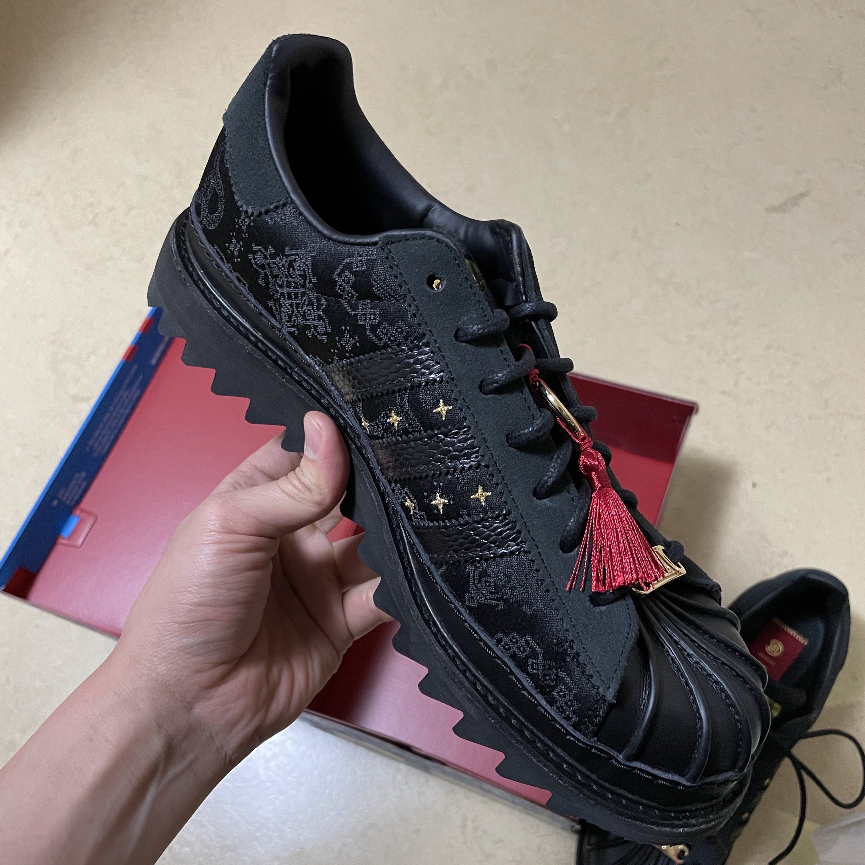Adidas x Clot Superstar Core Black Carbon 착용 스타일 - 3