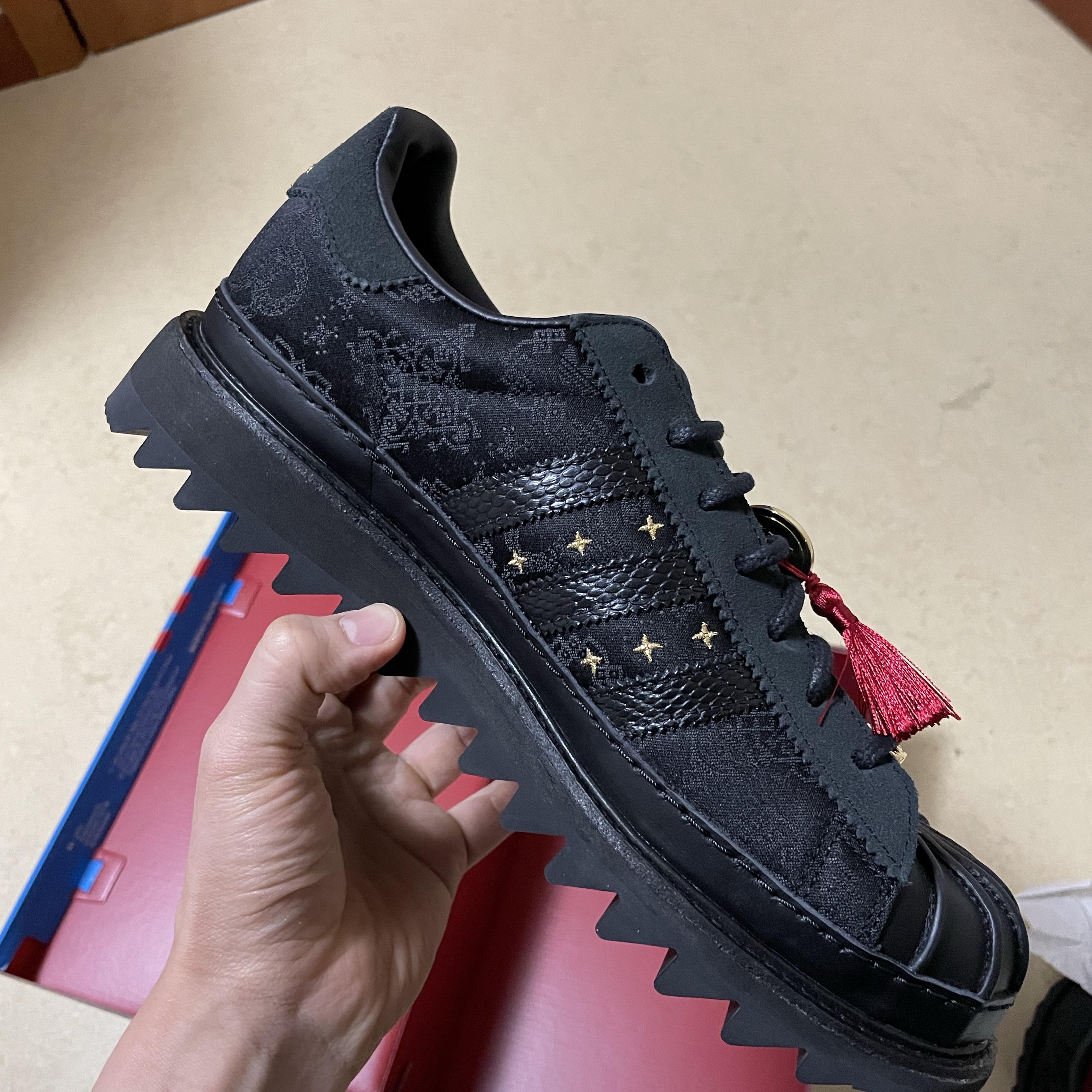 Adidas x Clot Superstar Core Black Carbon 착용 스타일 - 2