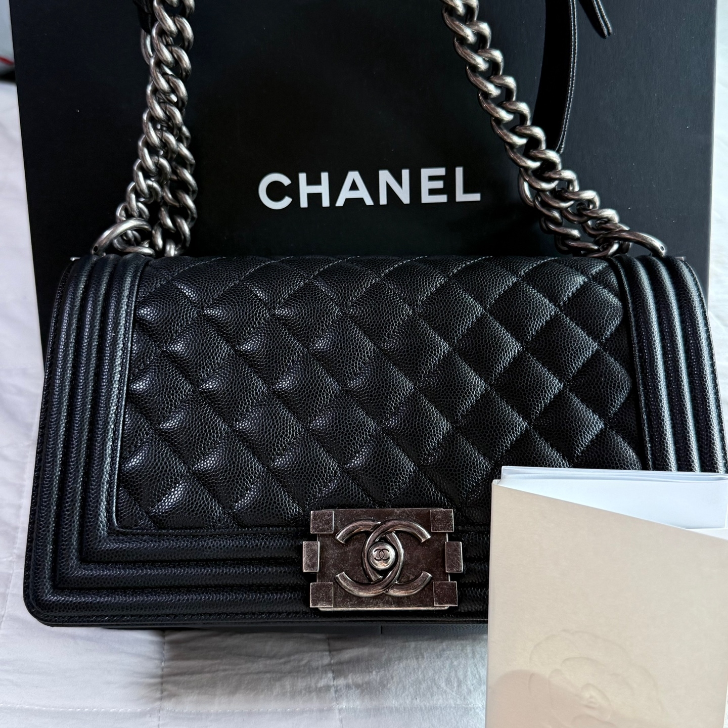 Chanel Medium Boy Chanel Handbag Calfskin & Silver Black 착용 스타일 - 2