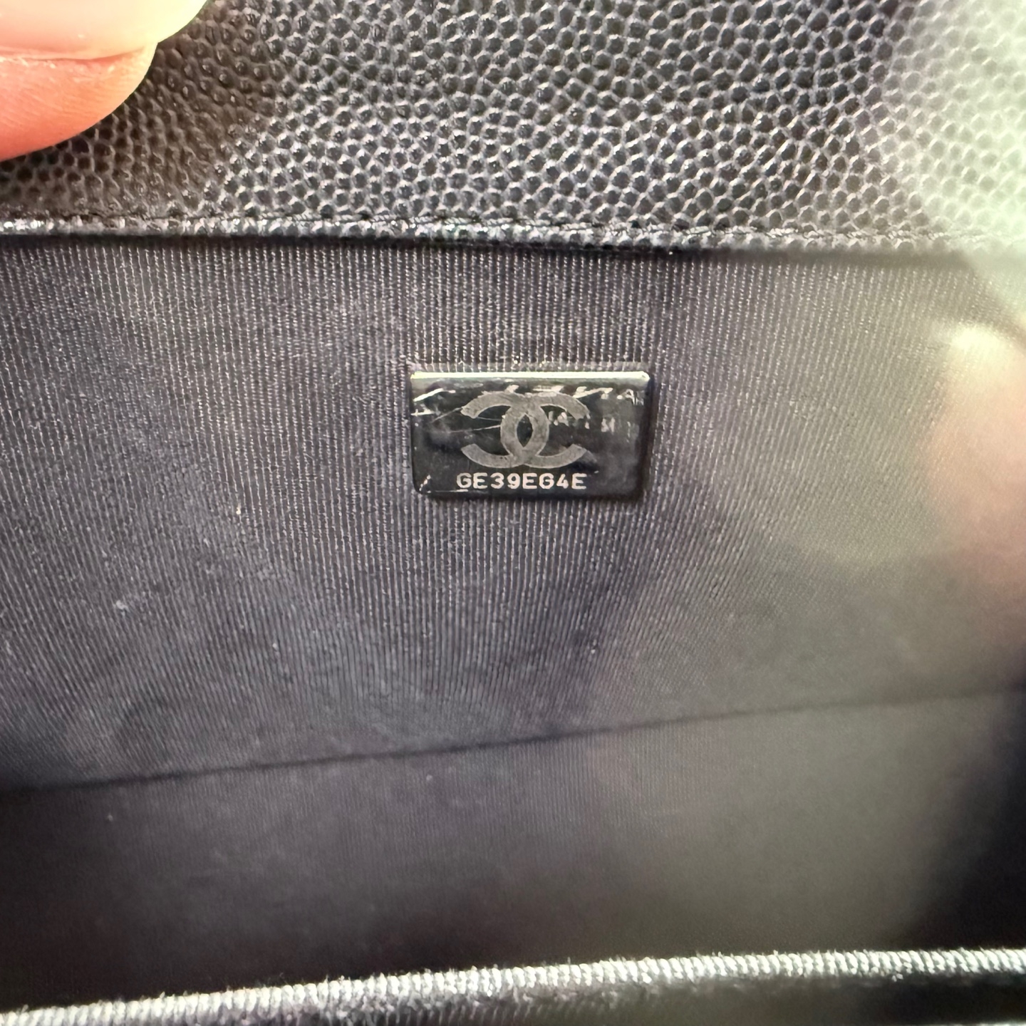 Chanel Medium Boy Chanel Handbag Calfskin & Silver Black 착용 스타일 - 3
