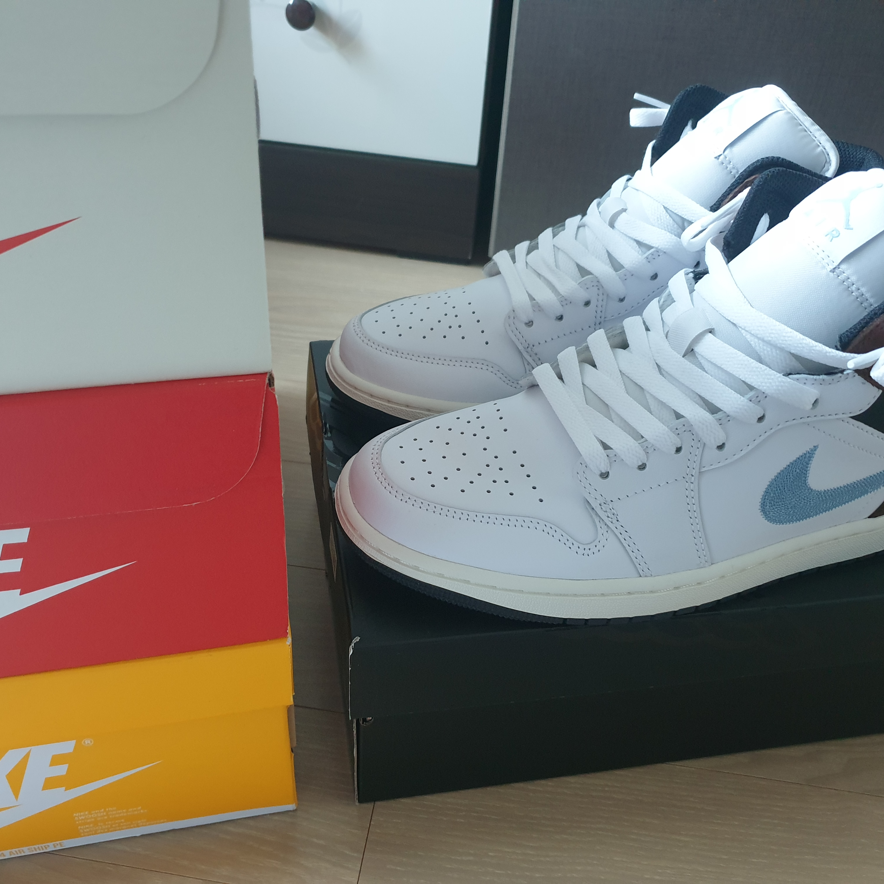 Jordan 1 Mid SE White Blue Grey 착용 스타일 - 3