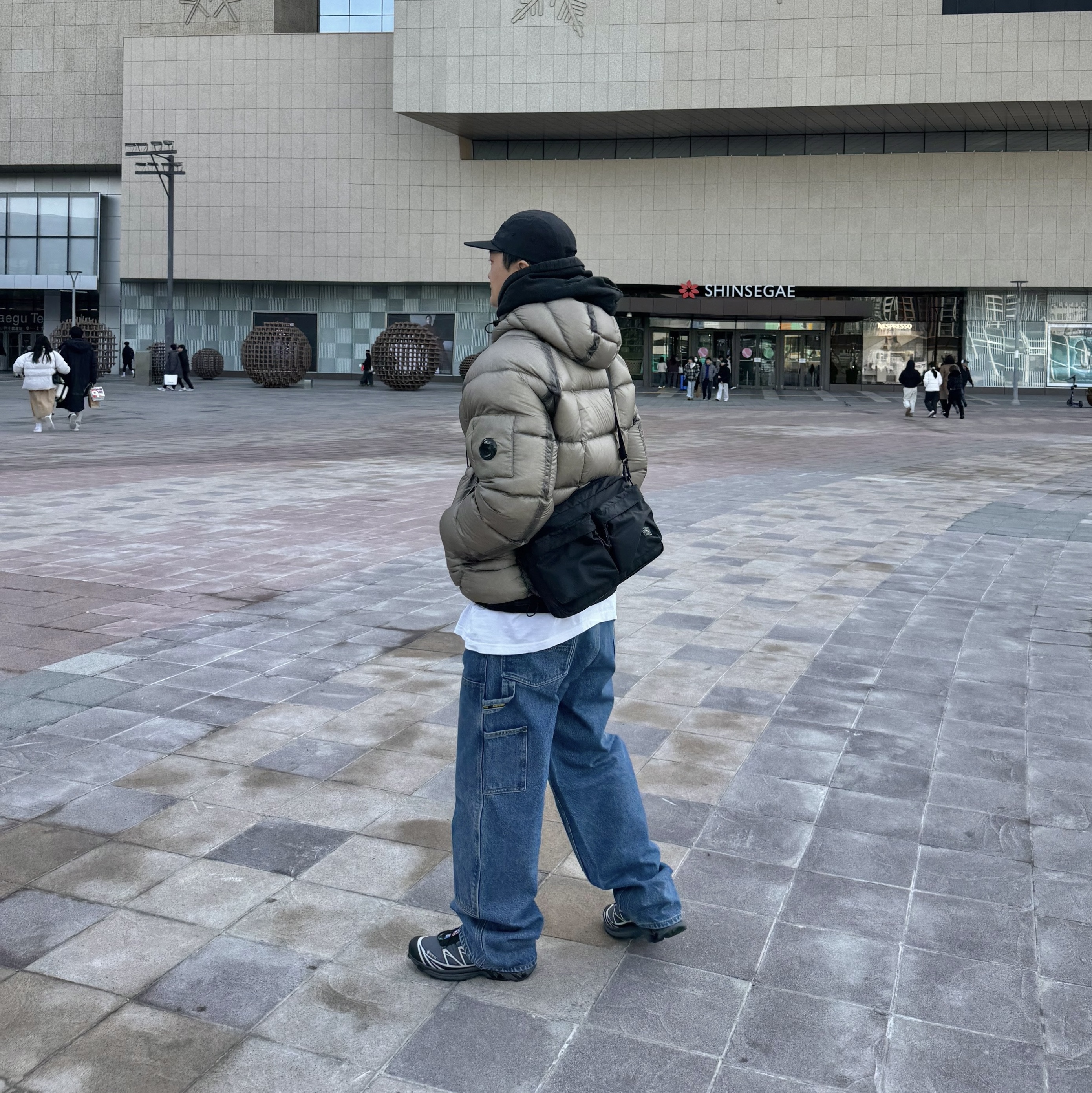 Stussy 8 Ball Pigment Dyed Zip Hoodie Black, C.P. Company D.D. Shell Hooded Medium Down Jacket Vintage Khaki Beige - 24FW 착용 스타일 - 2