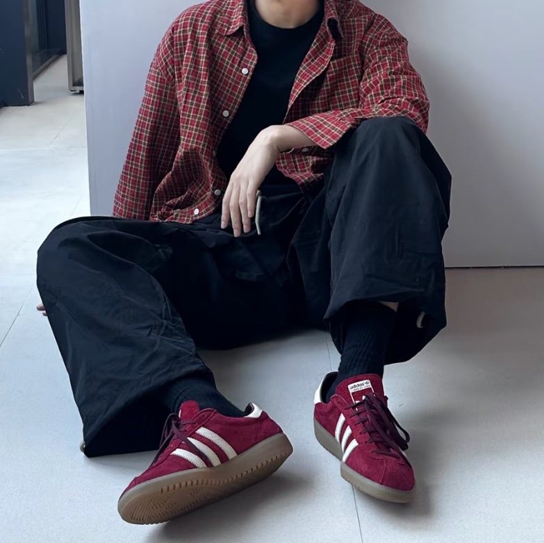 Adidas Bermuda College Burgundy 착용 스타일