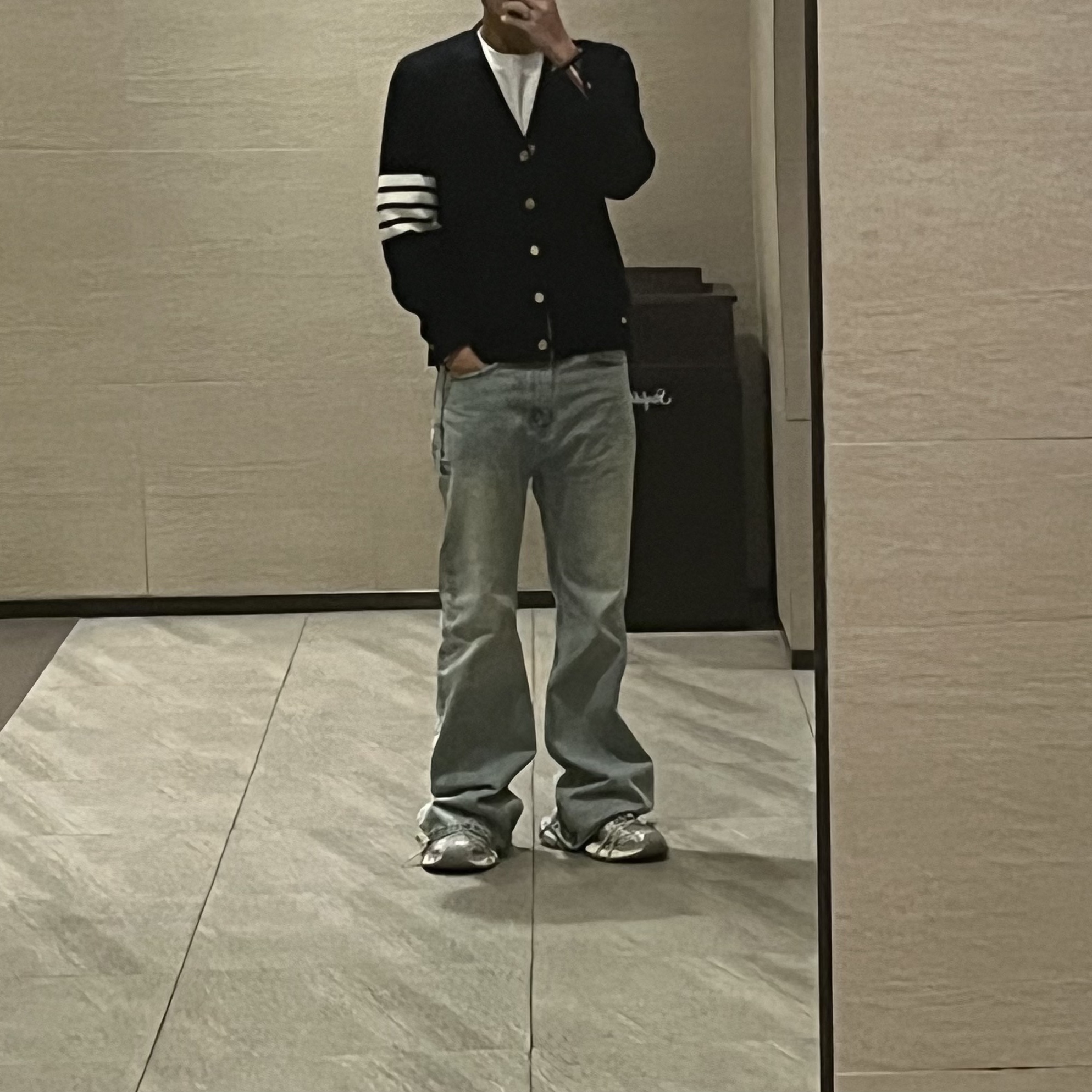 Balenciaga 3XL Sneakers Light Beige, Thom Browne Milano Stitch 4-Bar Cardigan Navy 착용 스타일