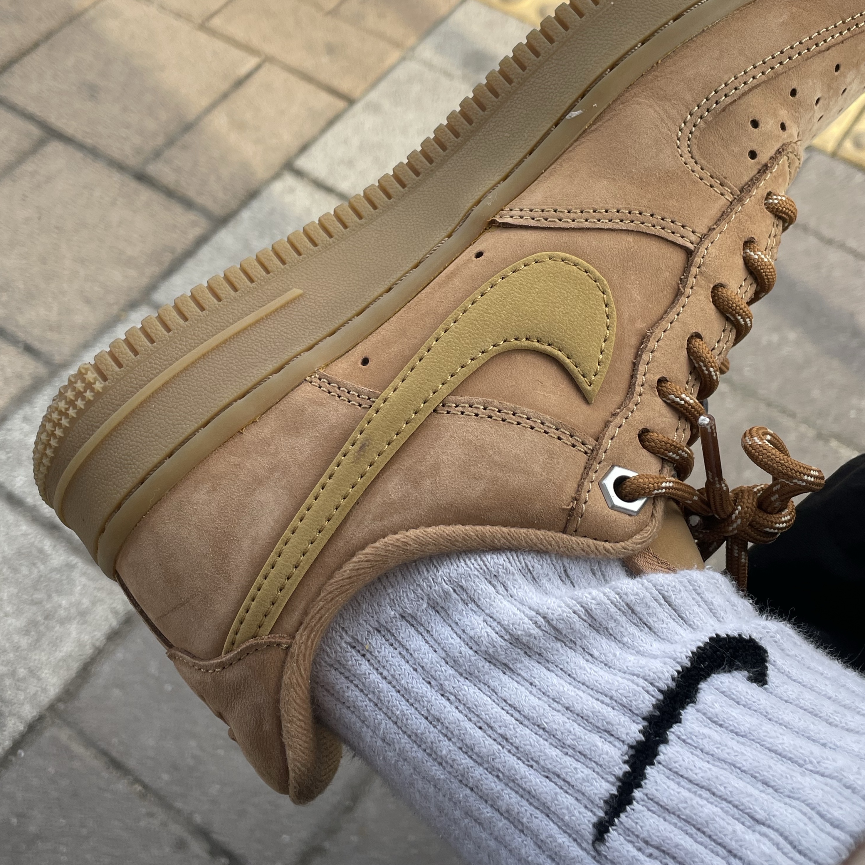 (W) Nike Air Force 1 '07 WB Flax Wheat, Carhartt Loose Fit Midweight Regular Full Zip Sweatshirt Black 착용 스타일 - 2
