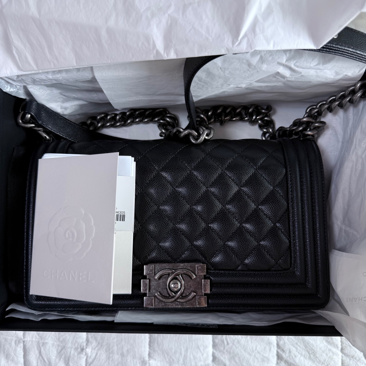 Chanel Medium Boy Chanel Handbag Calfskin & Silver Black 착용 스타일 - 4