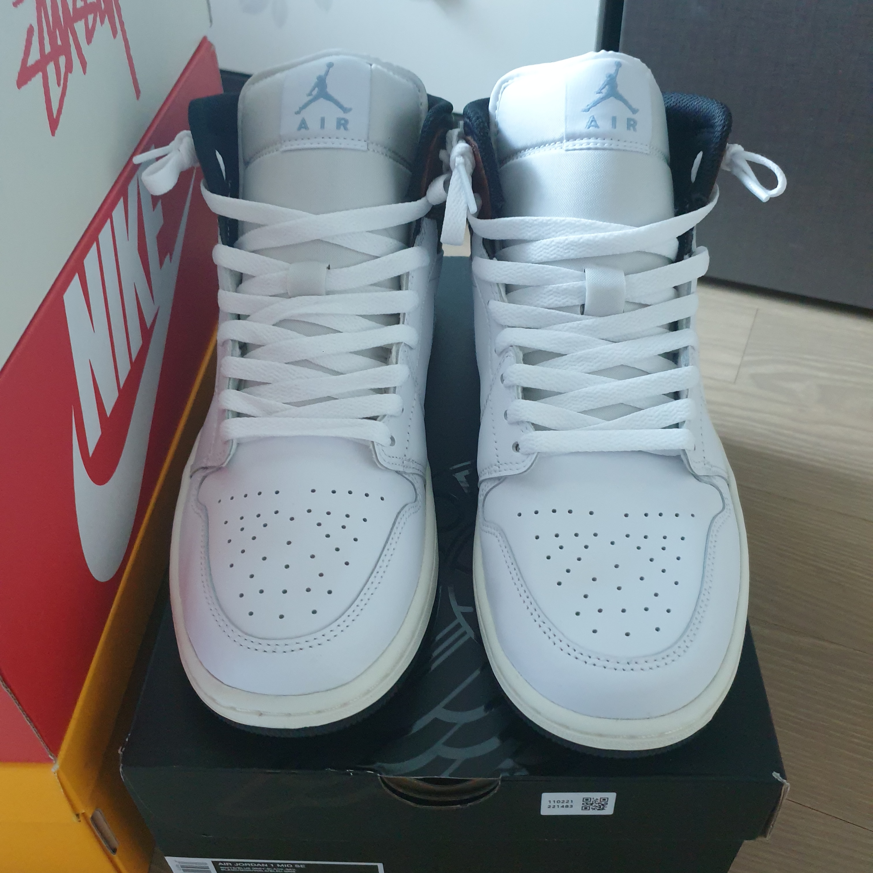 Jordan 1 Mid SE White Blue Grey 착용 스타일 - 2