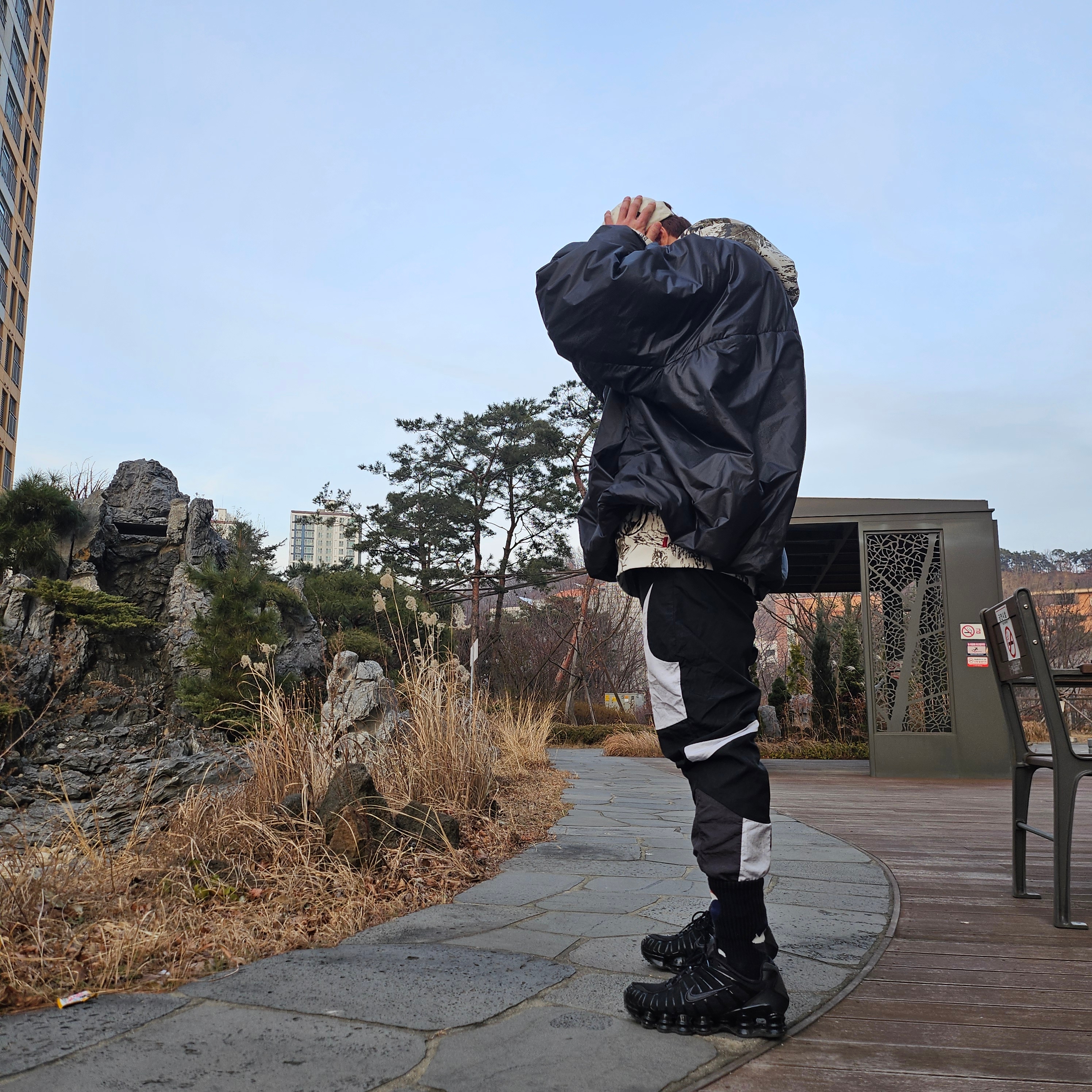 Supreme Military Camp Cap Stone - 22SS, Yeezy Gap Engineered By Balenciaga Mock Neck Pullover Puffer Black 착용 스타일 - 1
