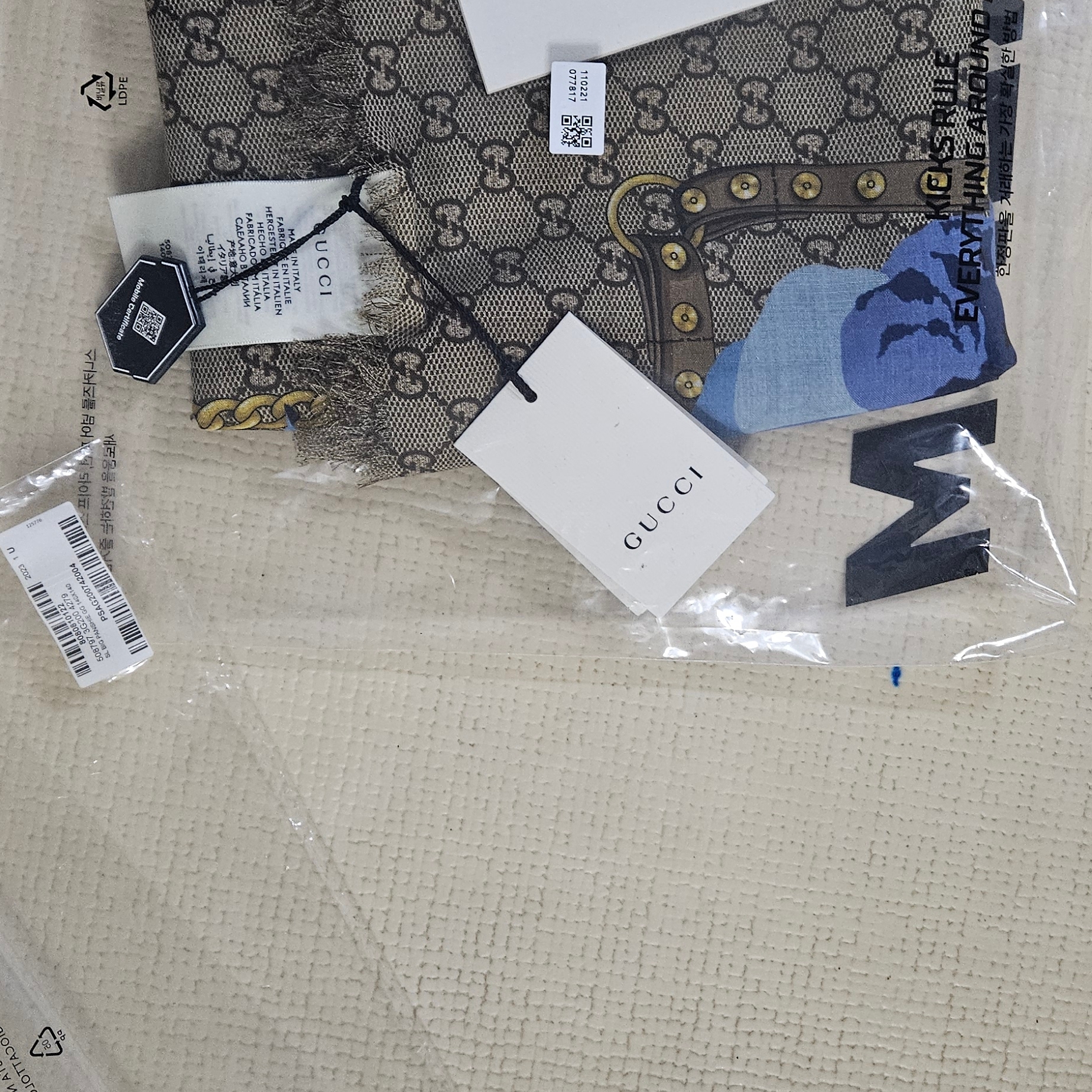 (W) Gucci Flower Wool Scarf Blue 착용 스타일