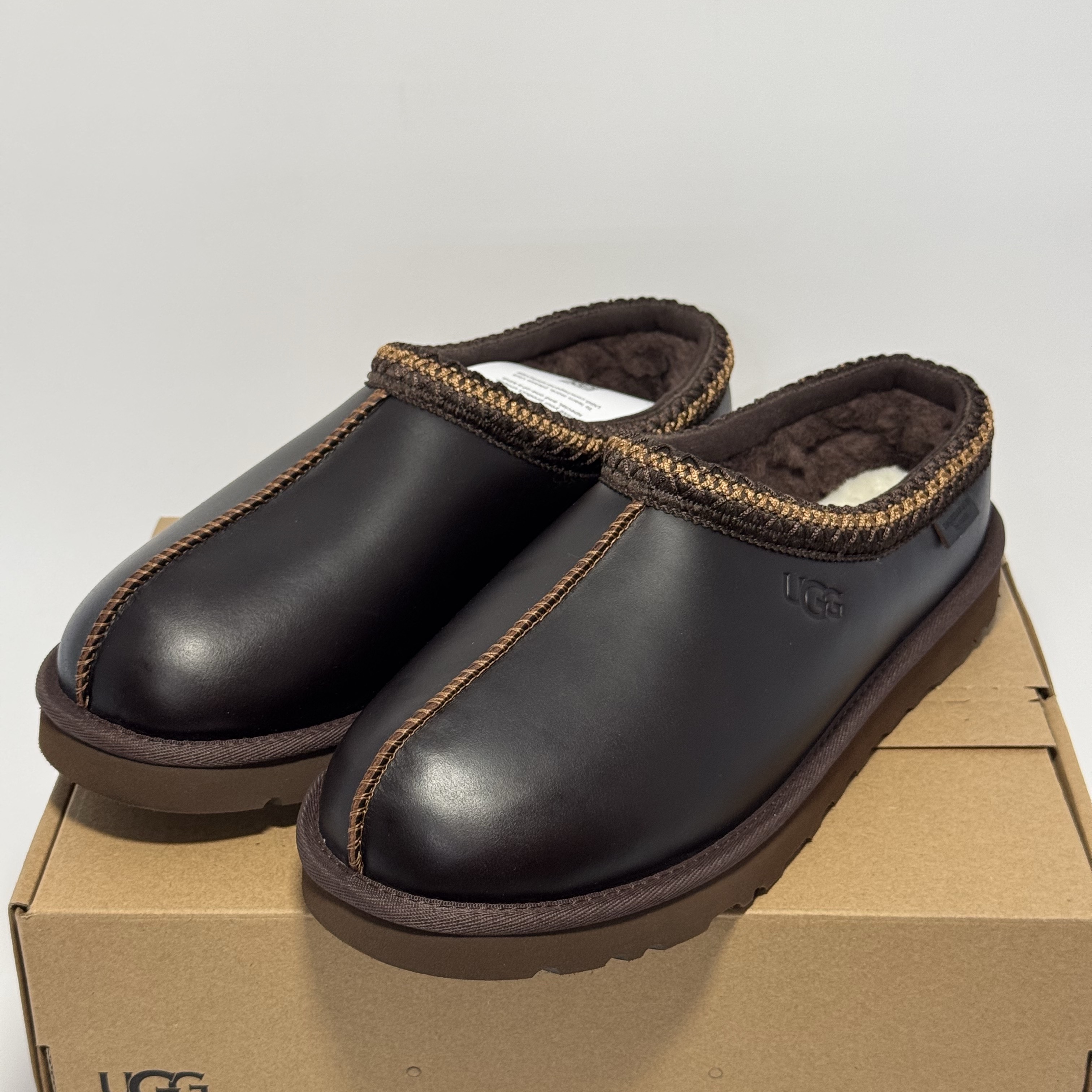 UGG Tasman Leather Regenerate Ironwood 착용 스타일 - 1