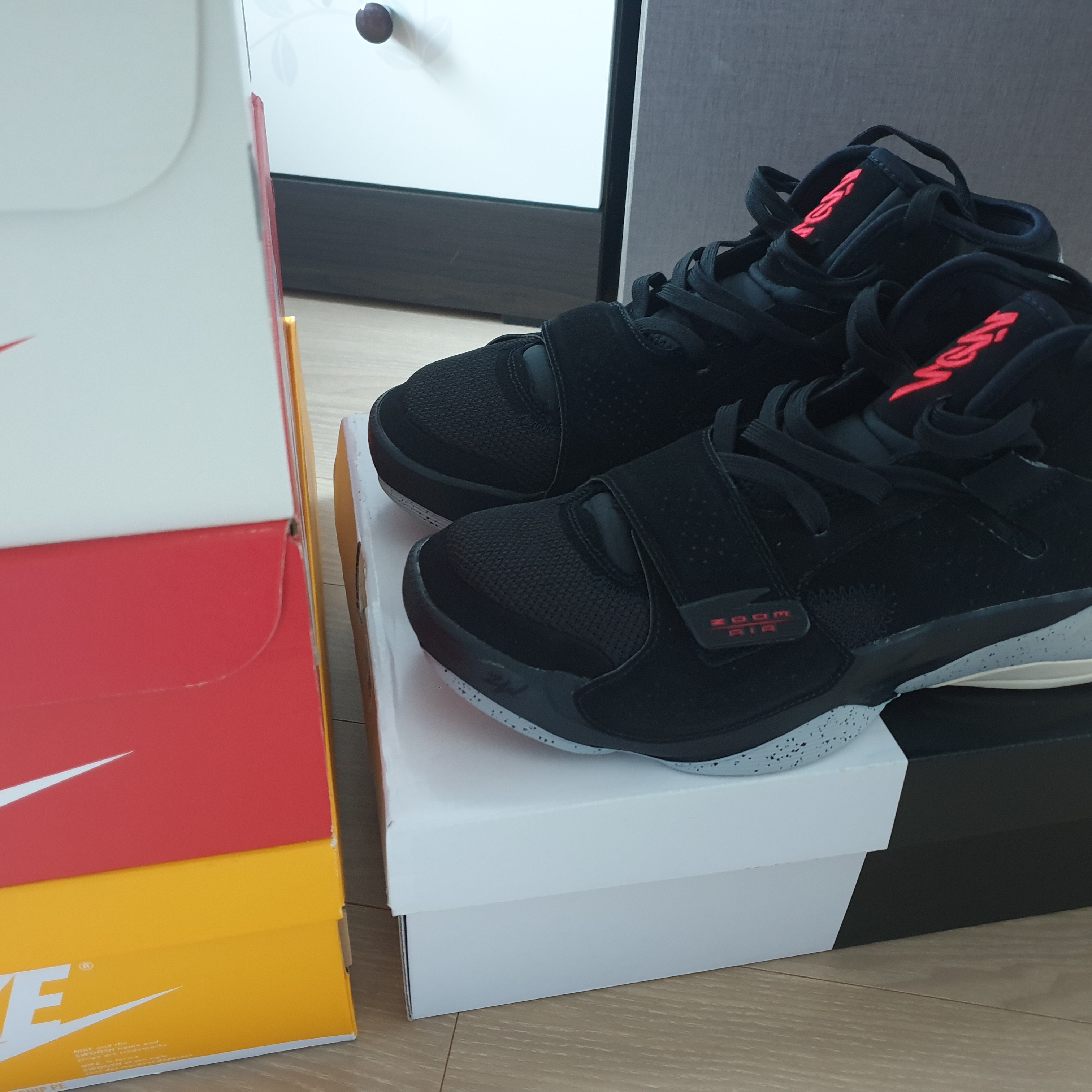 Jordan Zion 2 Black Light Smoke Grey 착용 스타일 - 3